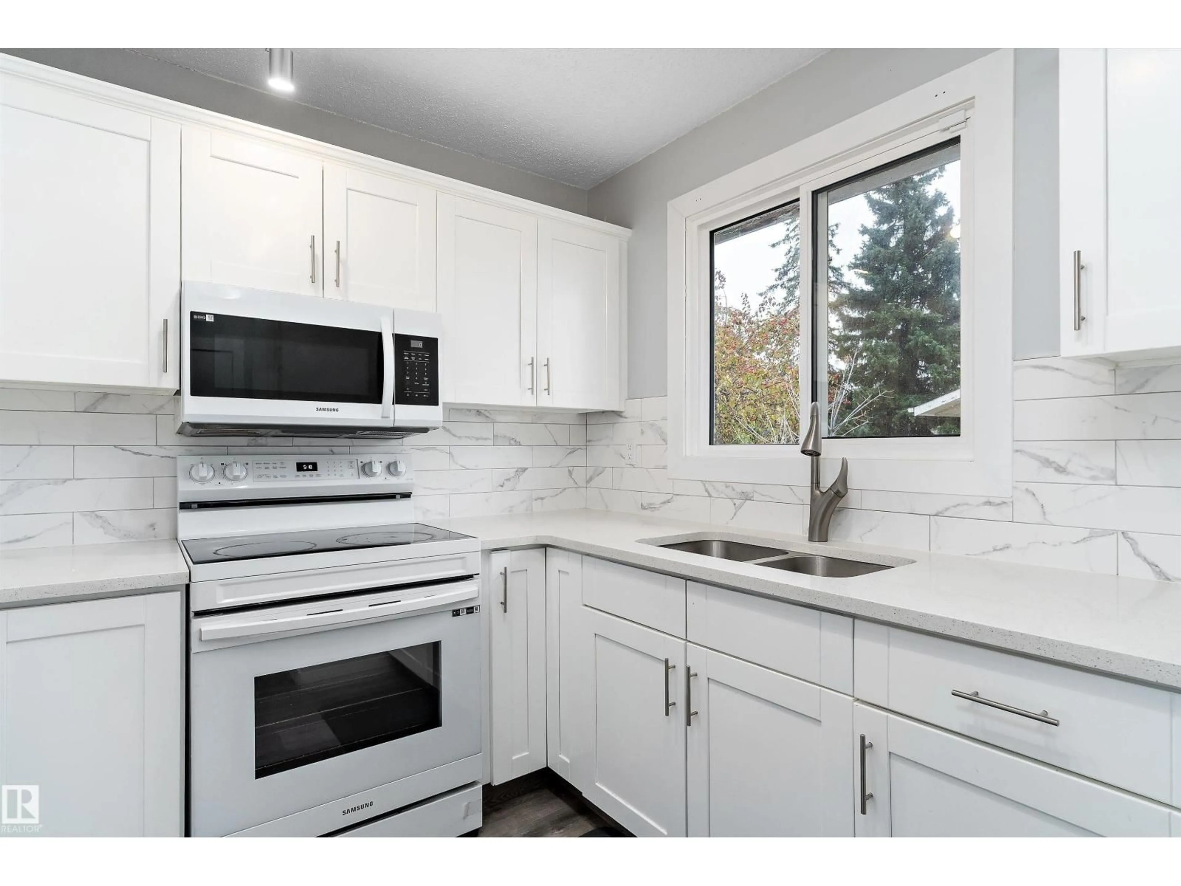 Unknown for NW - 3214 71 ST, Edmonton Alberta T6K1K9