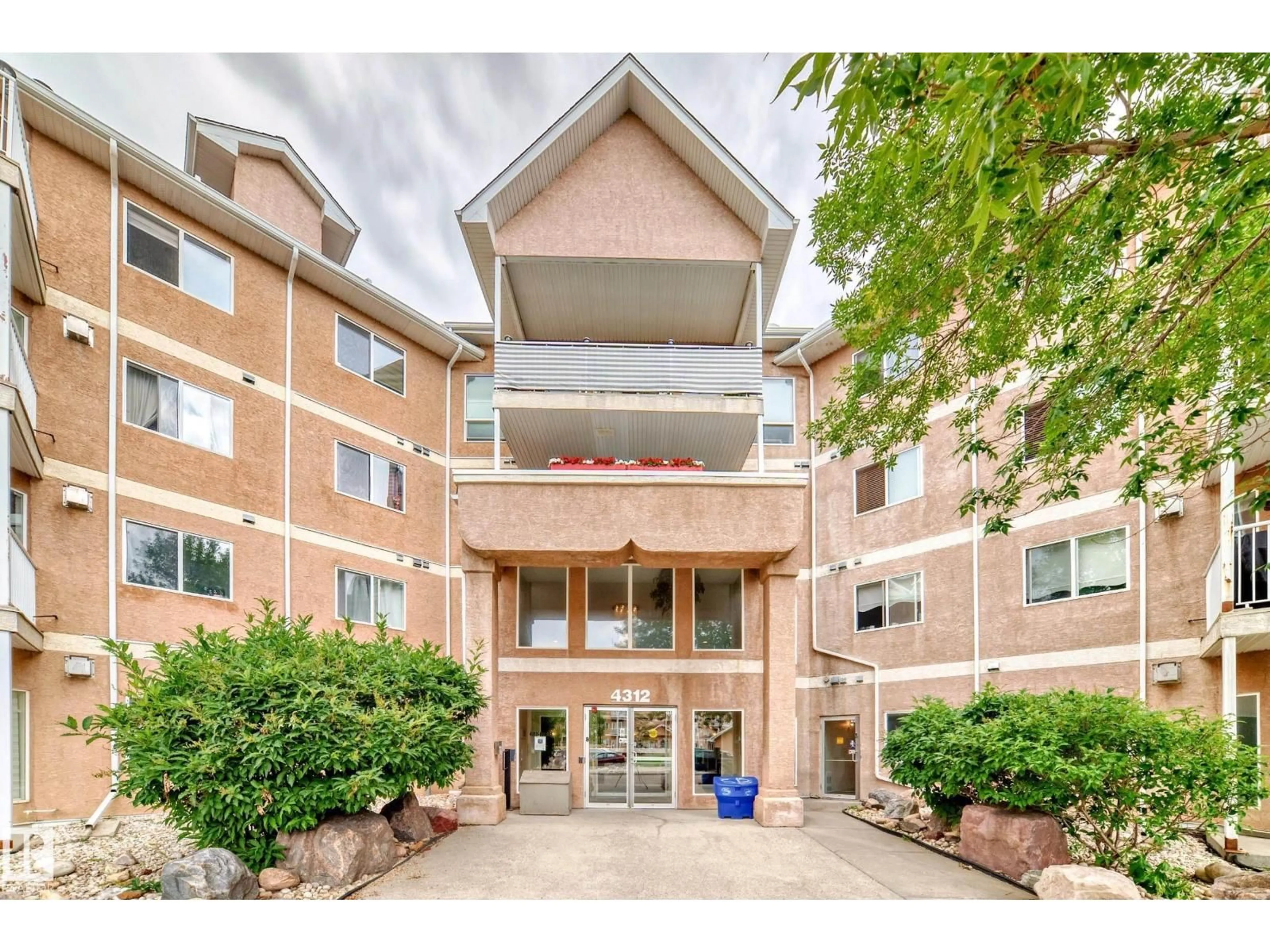 Indoor foyer for #412 - 4312 139 AV, Edmonton Alberta T5Y3J4