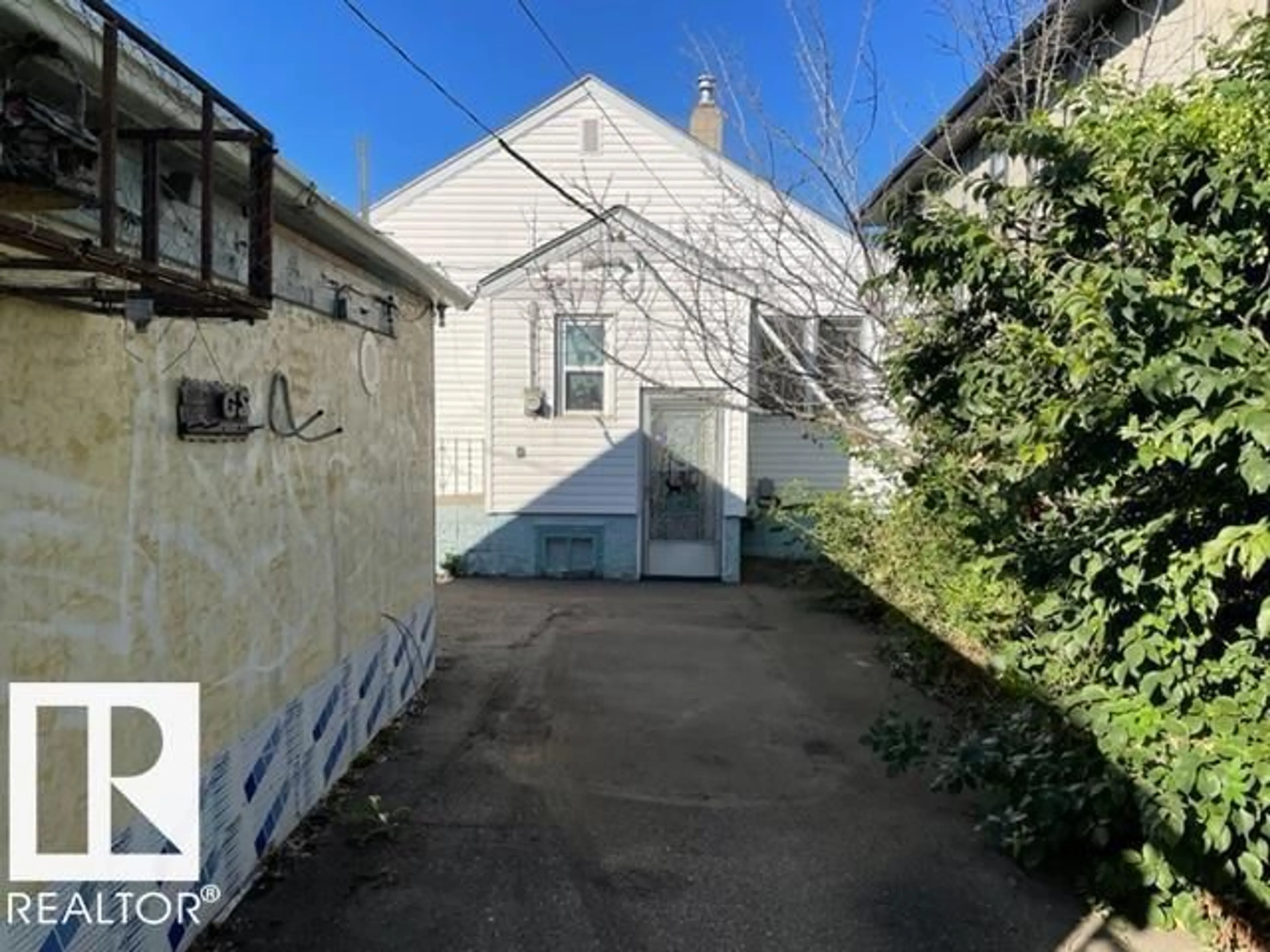 A pic from outside/outdoor area/front of a property/back of a property/a pic from drone, street for 10917 96 ST, Edmonton Alberta T5H2K4