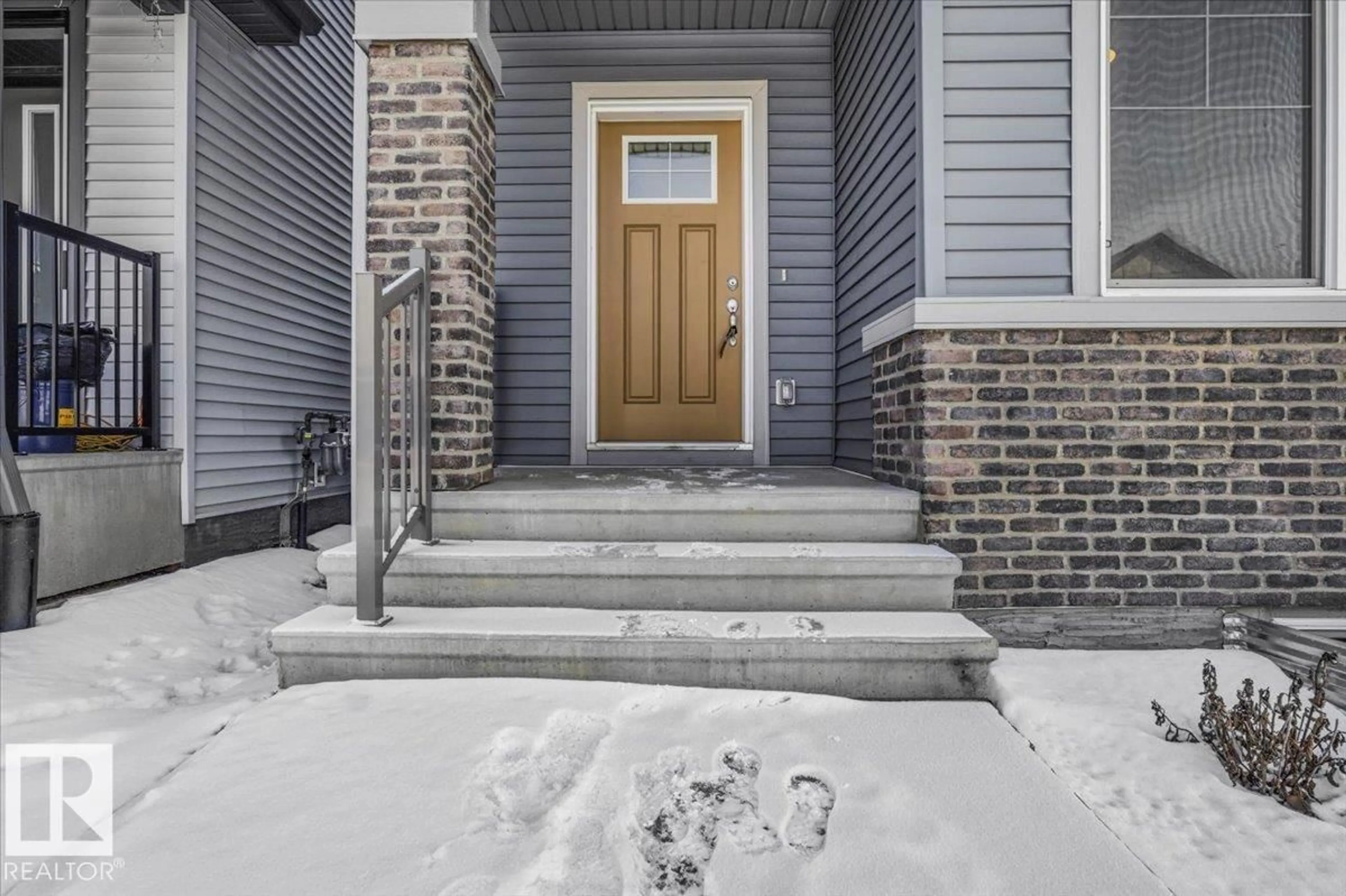 Indoor entryway for 3323 ERLANGER BN, Edmonton Alberta T6M3A6