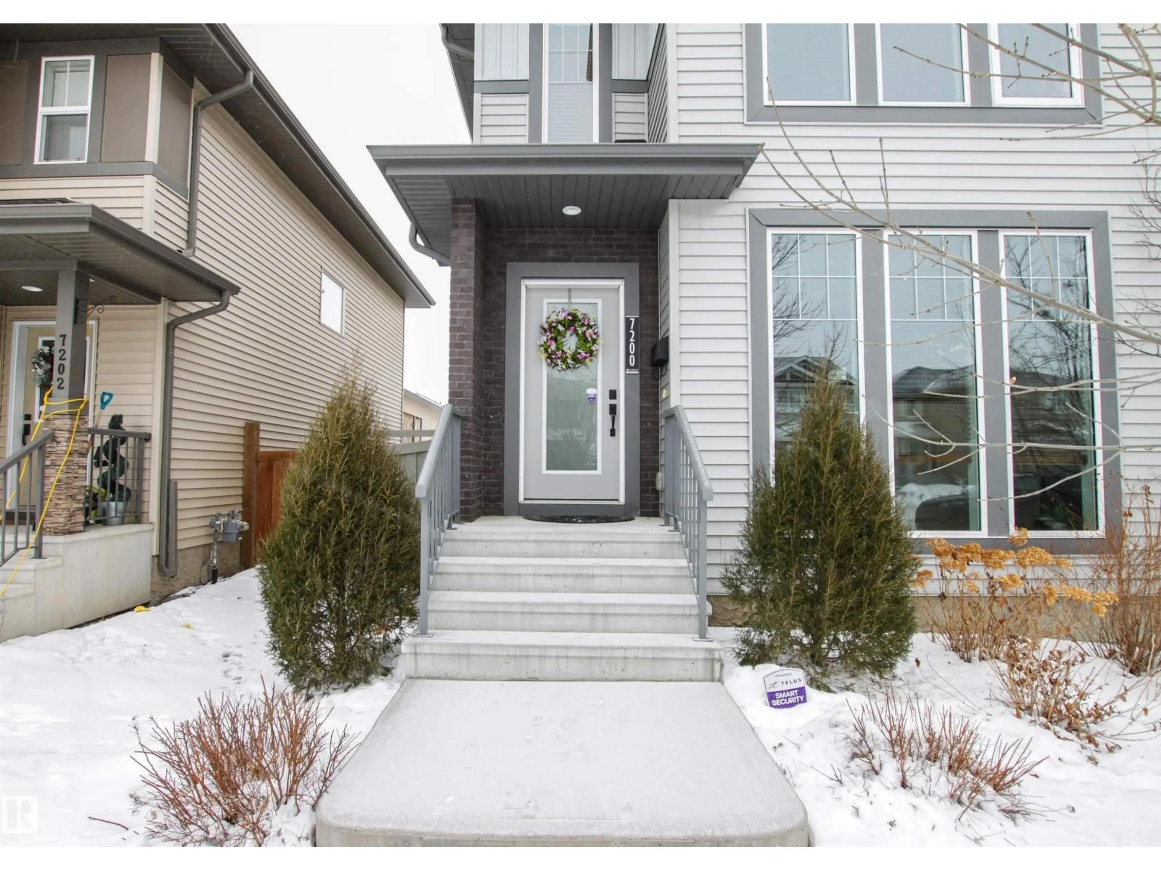 Indoor entryway for 7200 CARDINAL WY, Edmonton Alberta T6W2Y5