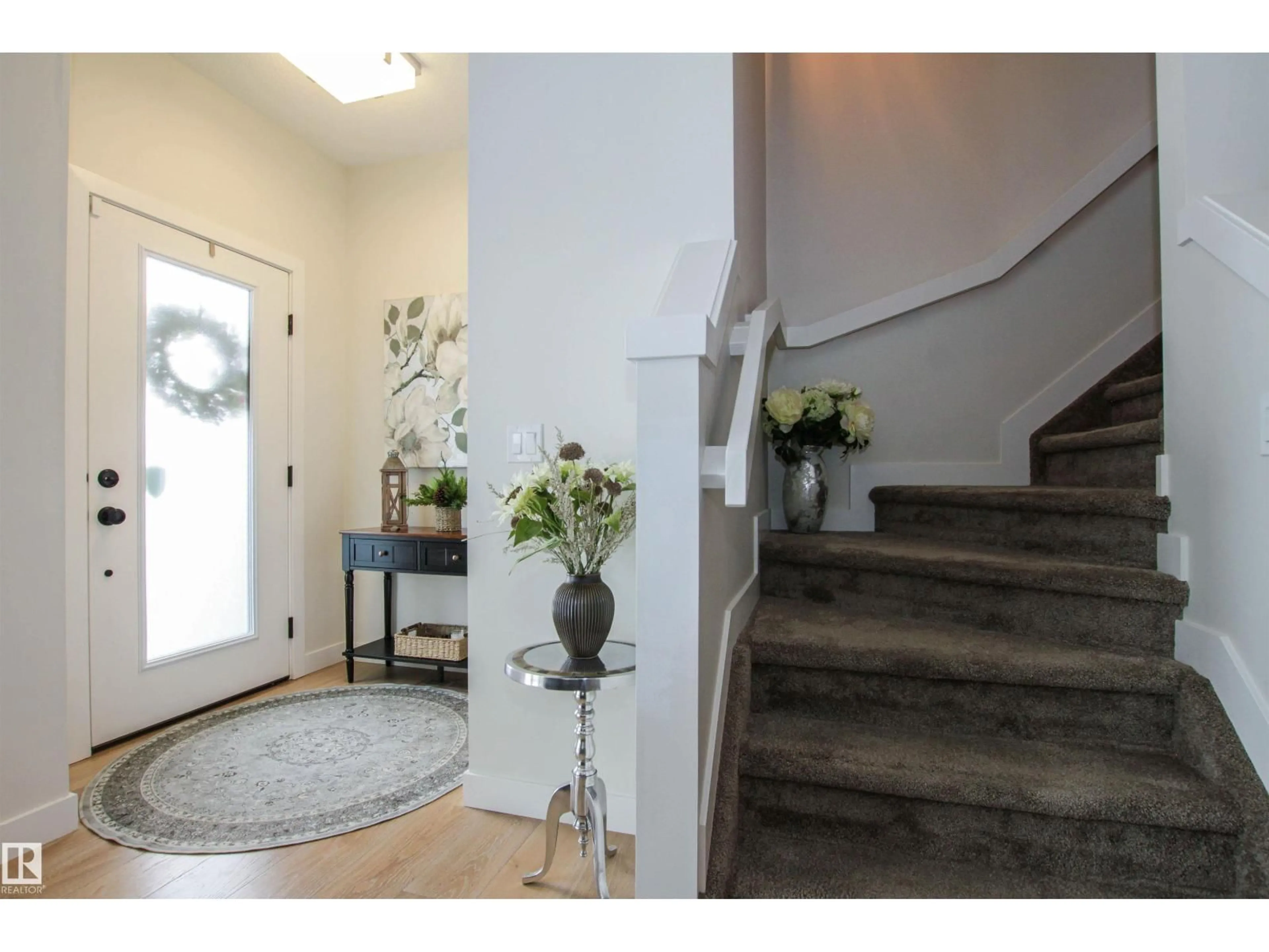 Indoor entryway for 7200 CARDINAL WY, Edmonton Alberta T6W2Y5