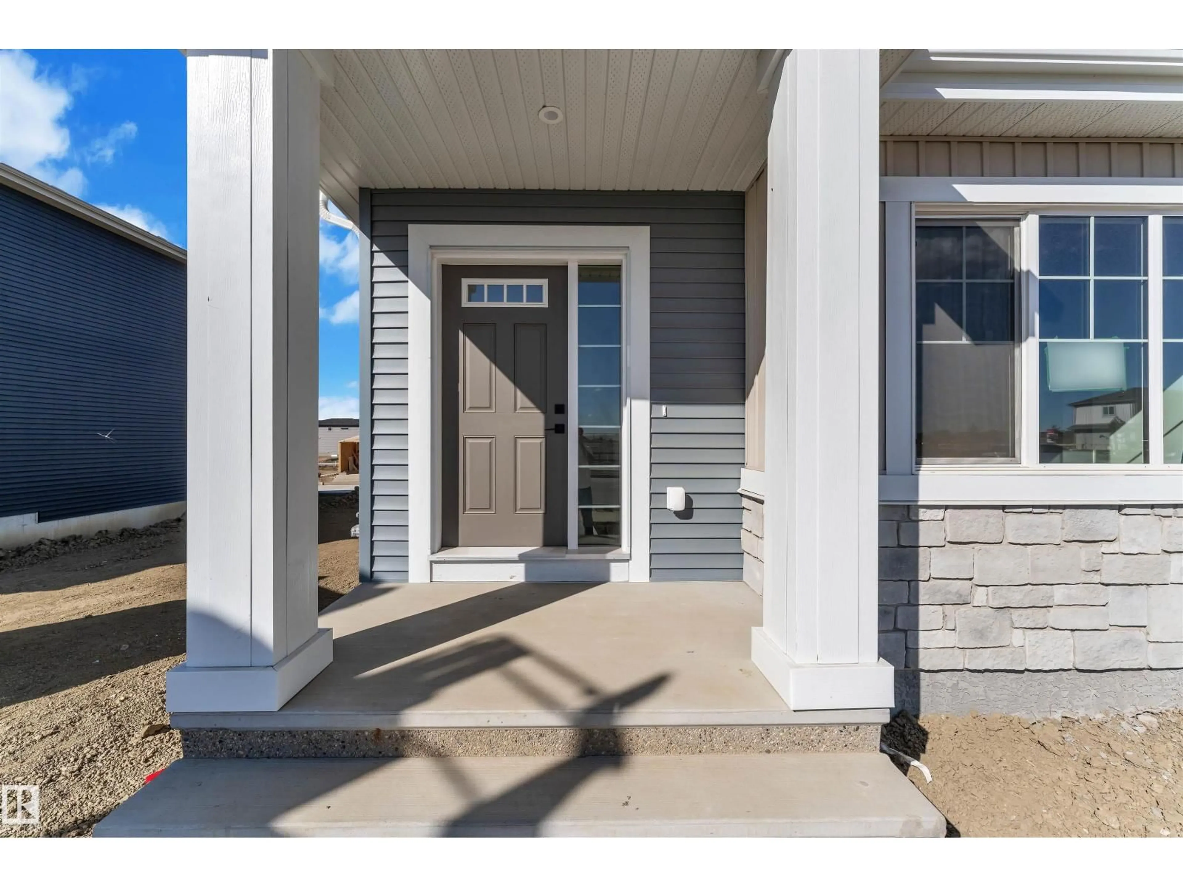 Indoor entryway for 752 MATTSON DR, Edmonton Alberta T6X1A3