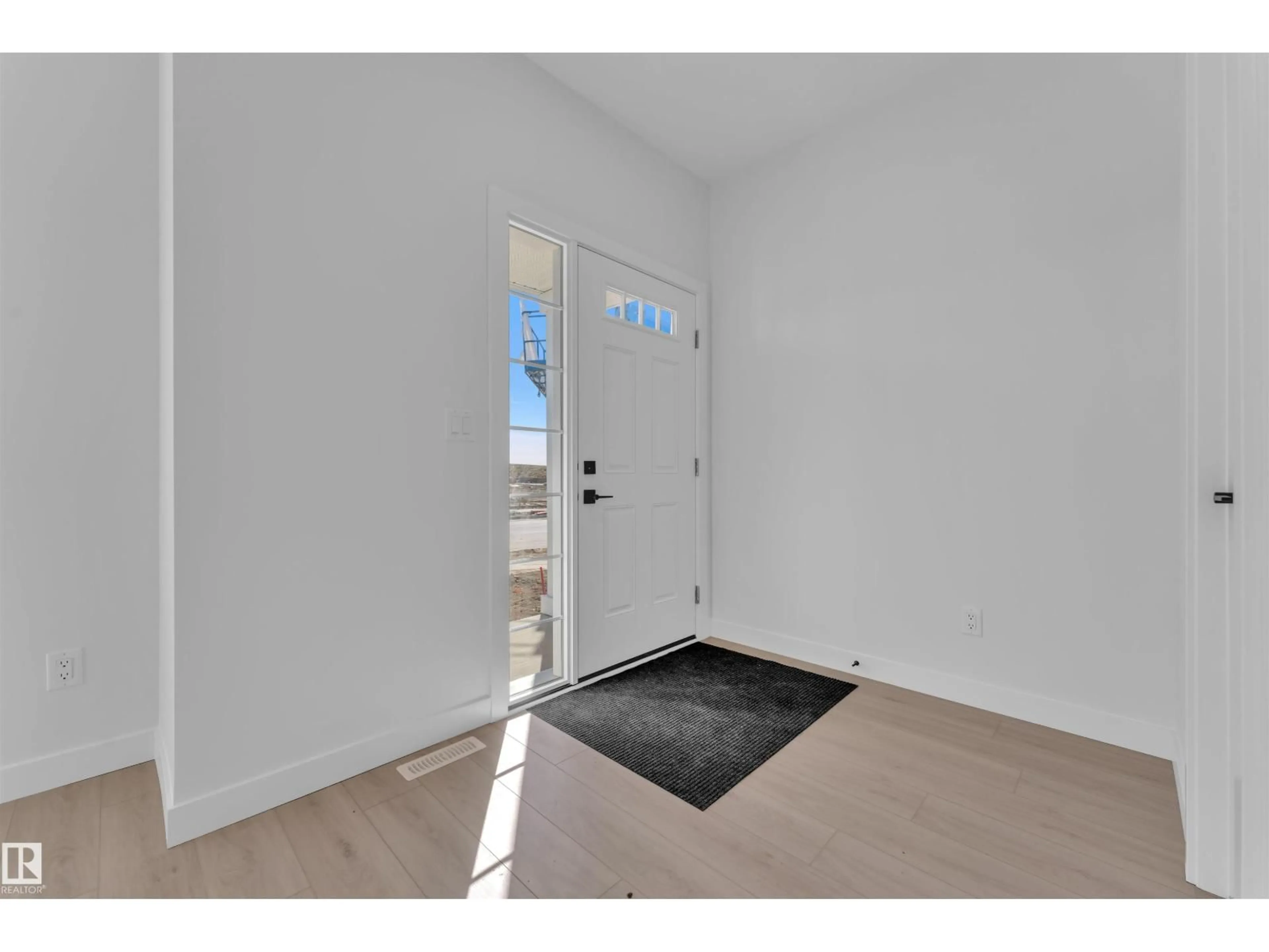 Indoor entryway for 752 MATTSON DR, Edmonton Alberta T6X1A3