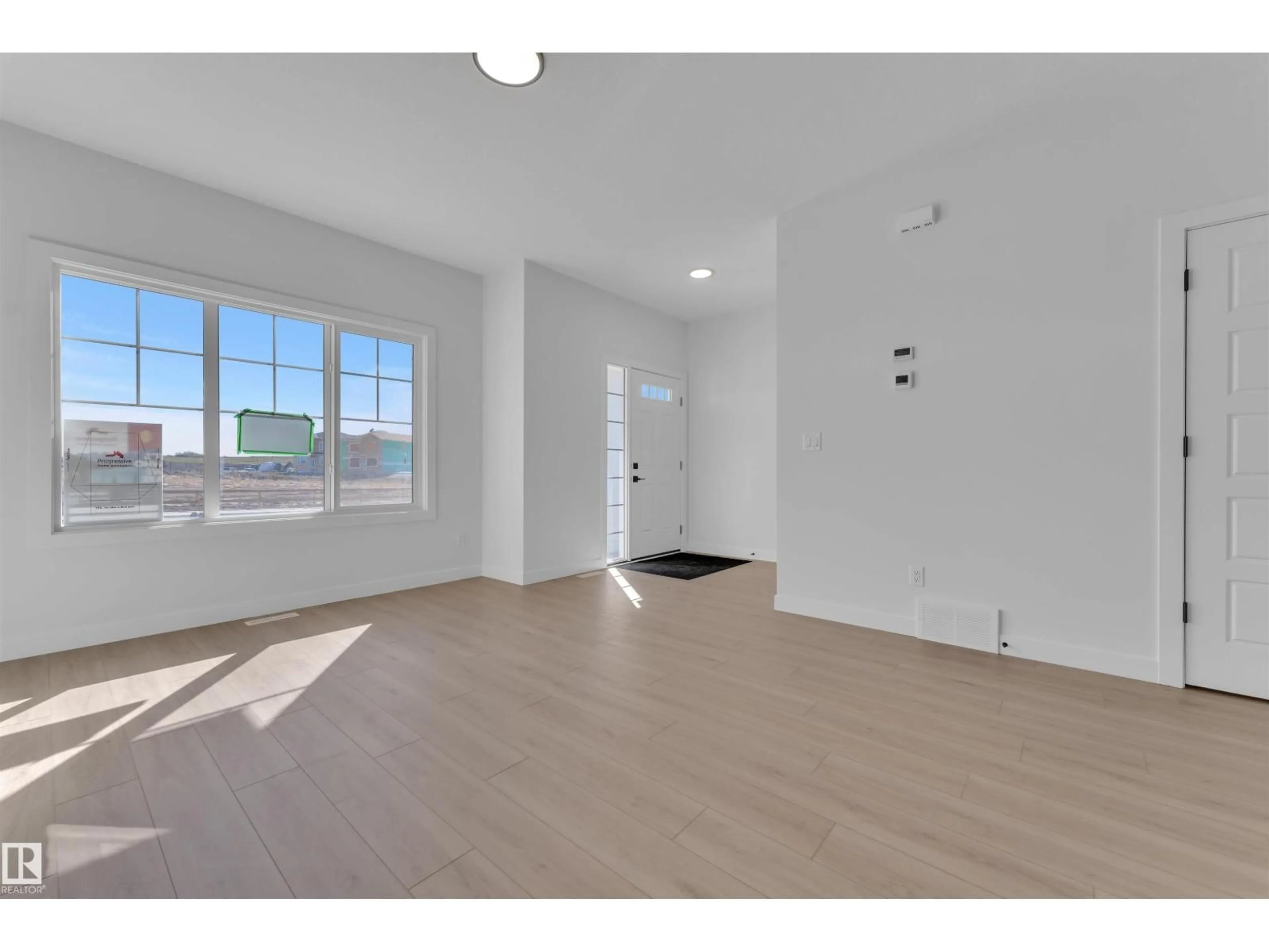 A pic of a room for 752 MATTSON DR, Edmonton Alberta T6X1A3