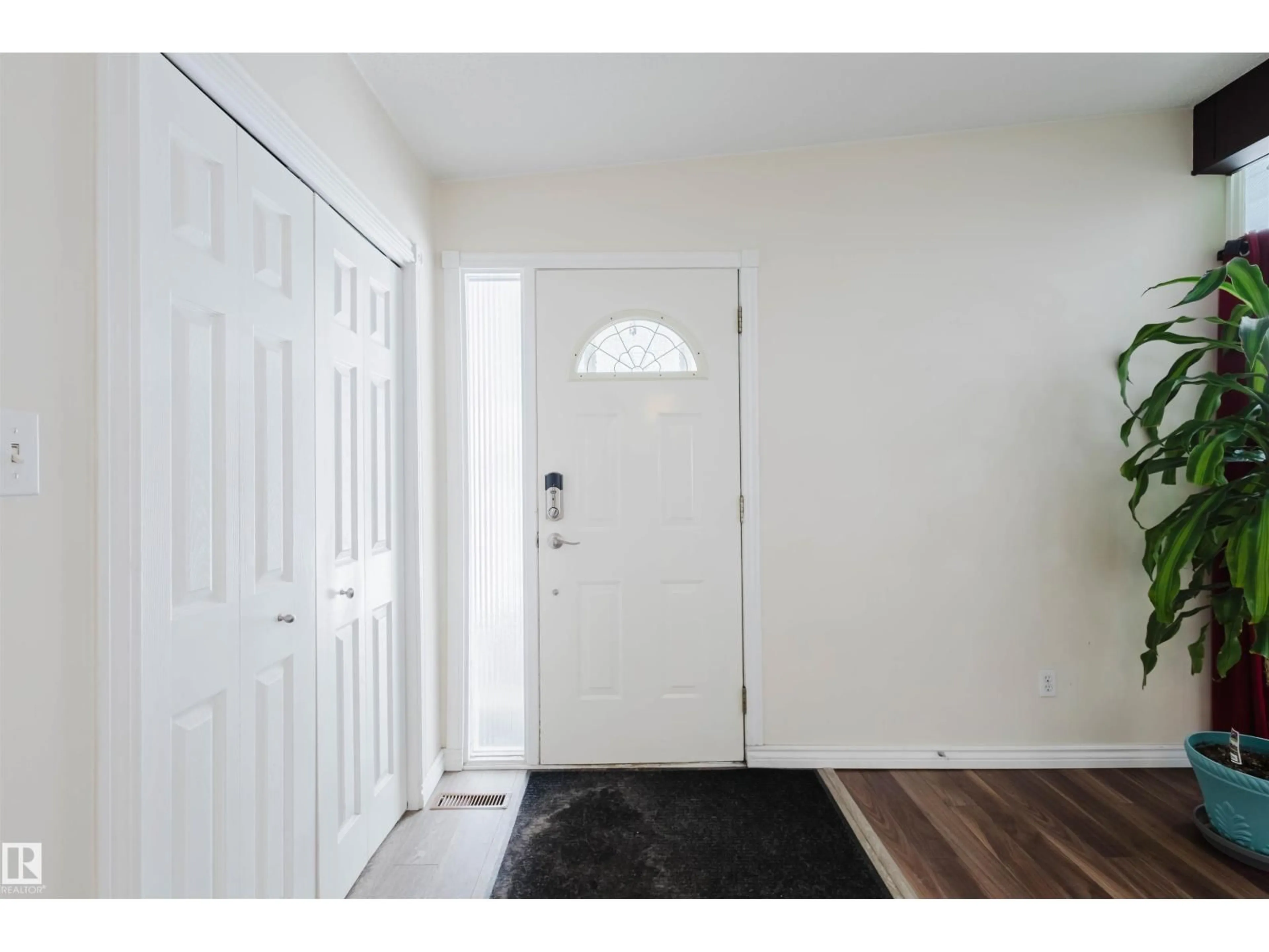 Indoor entryway for 11519 37A AV, Edmonton Alberta T6J0J6
