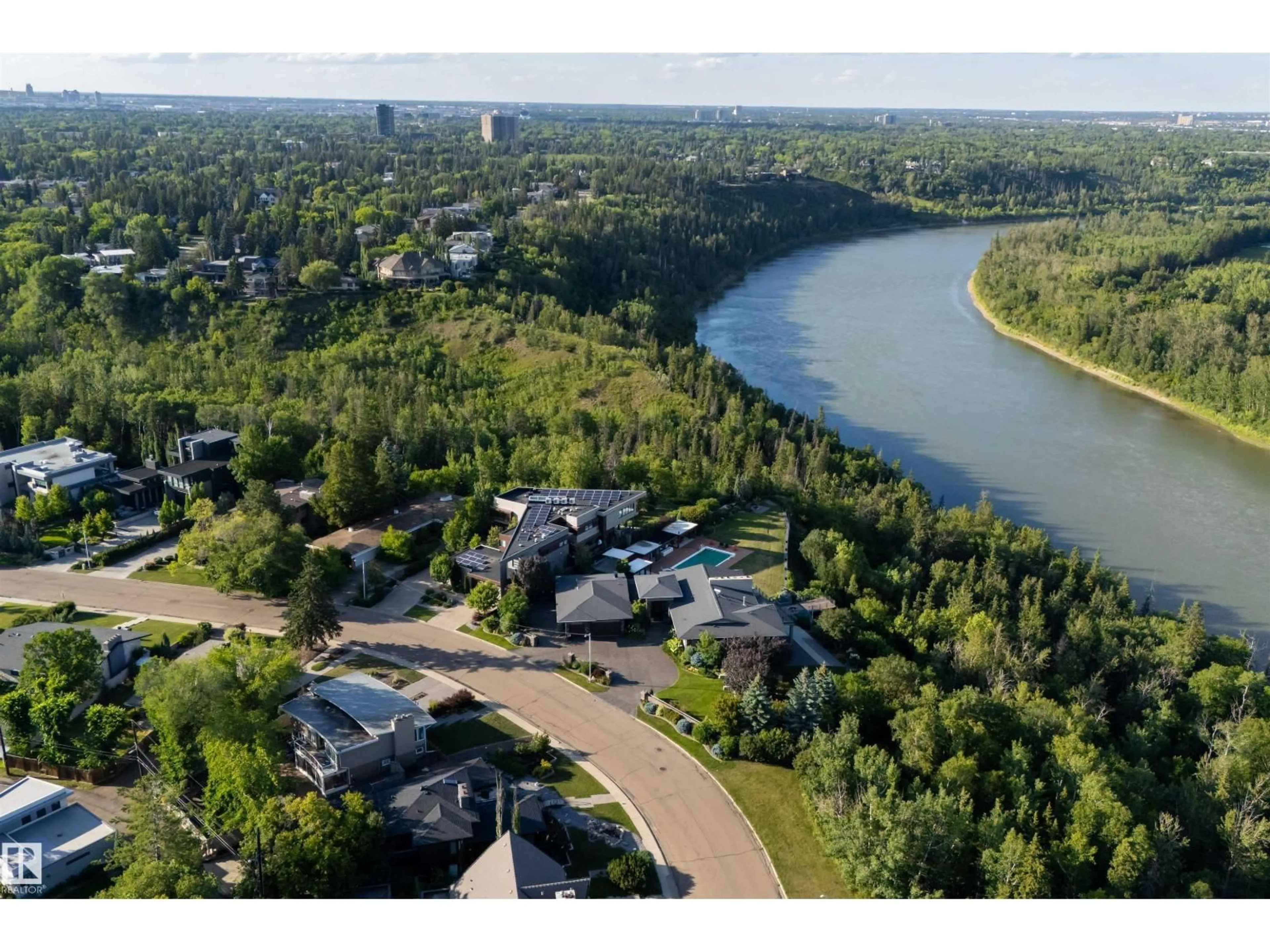 A pic from outside/outdoor area/front of a property/back of a property/a pic from drone, water/lake/river/ocean view for 13758 VALLEYVIEW DR, Edmonton Alberta T5R5T8