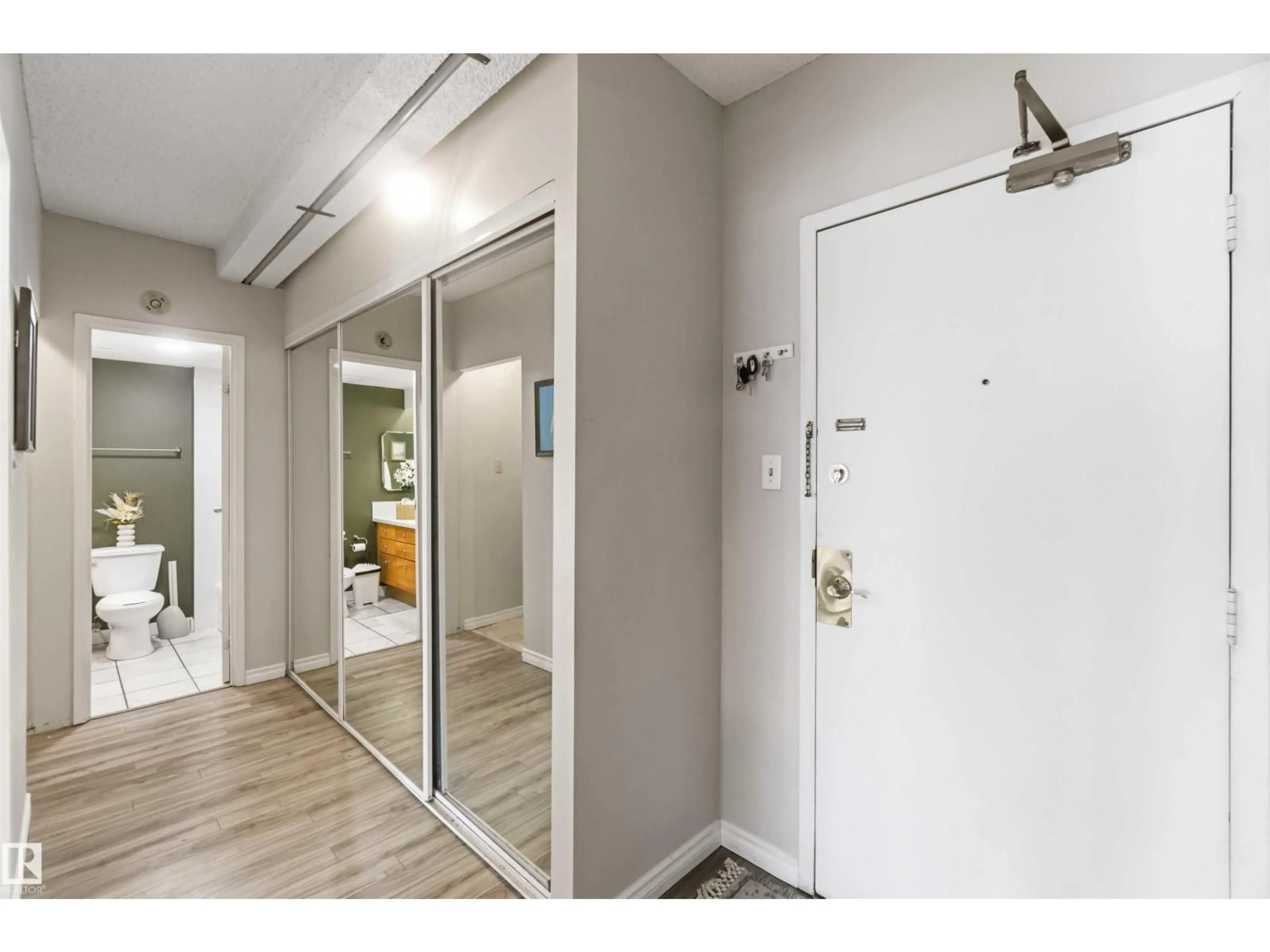 Indoor entryway for 1509 101 ST, Edmonton Alberta T5K2L1