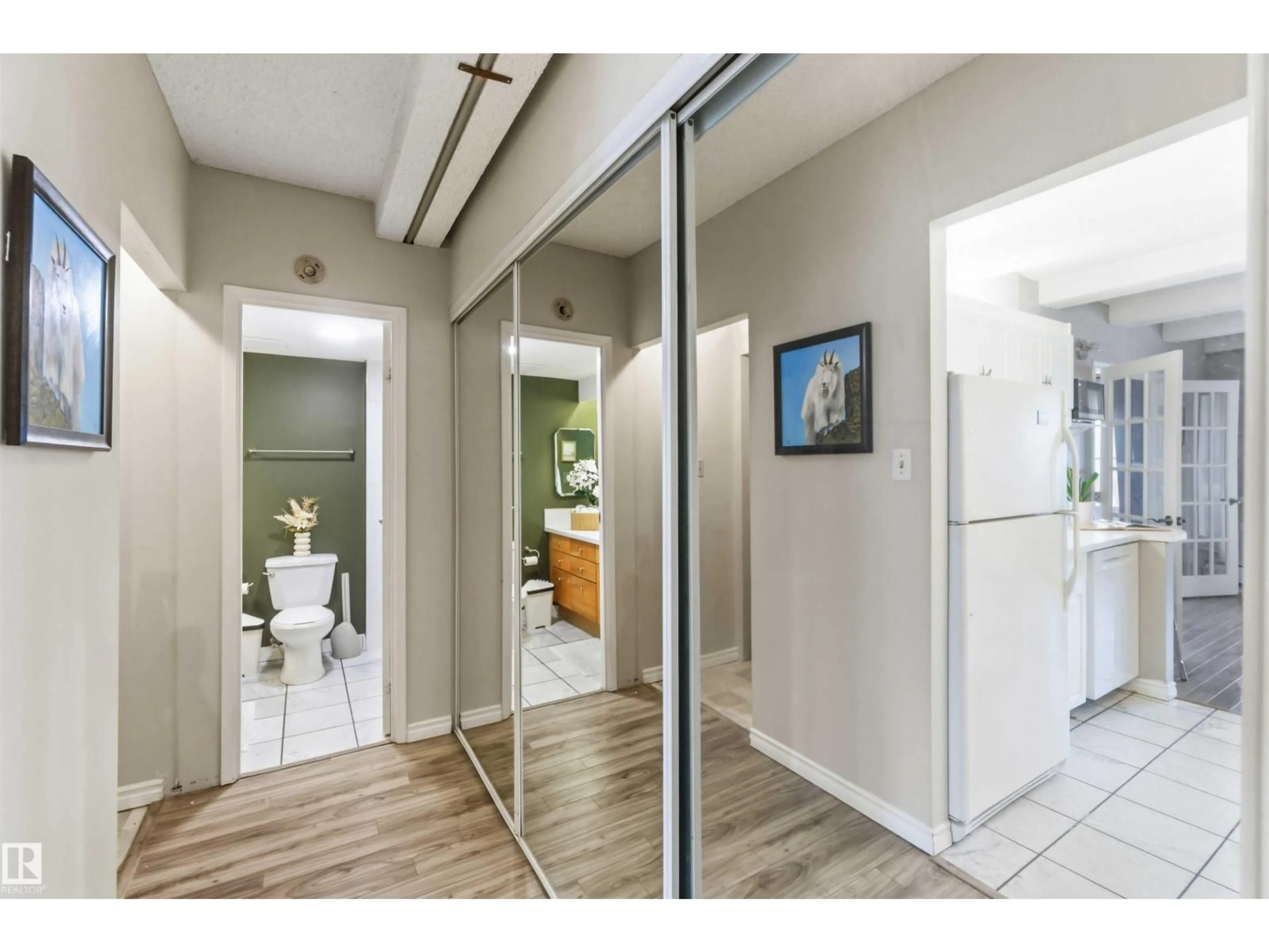 Indoor entryway for 1509 101 ST, Edmonton Alberta T5K2L1