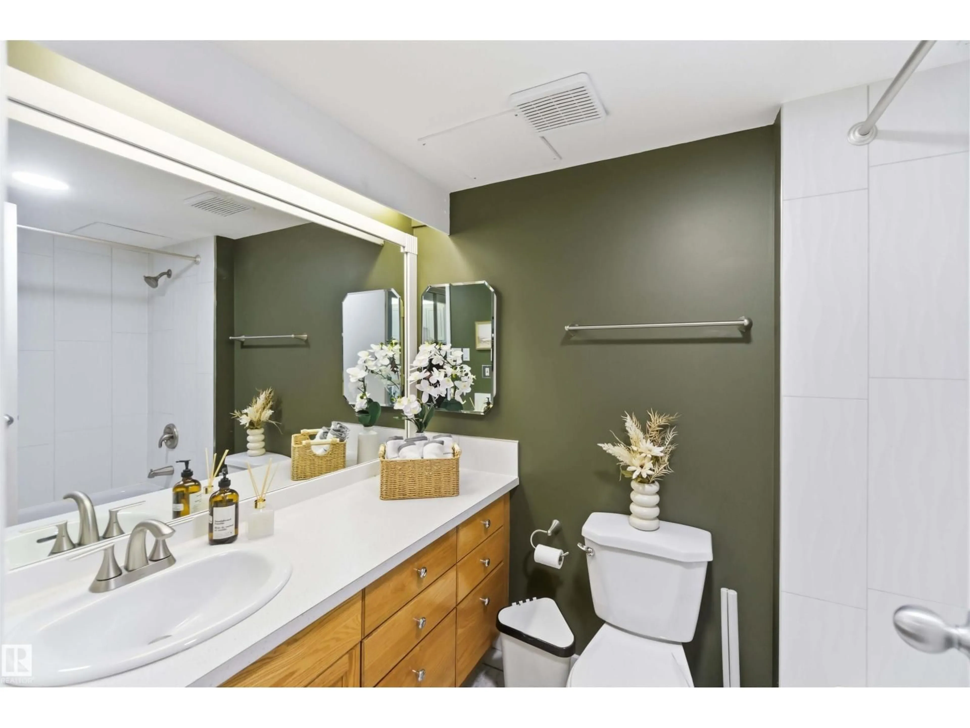 Standard bathroom, ceramic/tile floor for 1509 101 ST, Edmonton Alberta T5K2L1