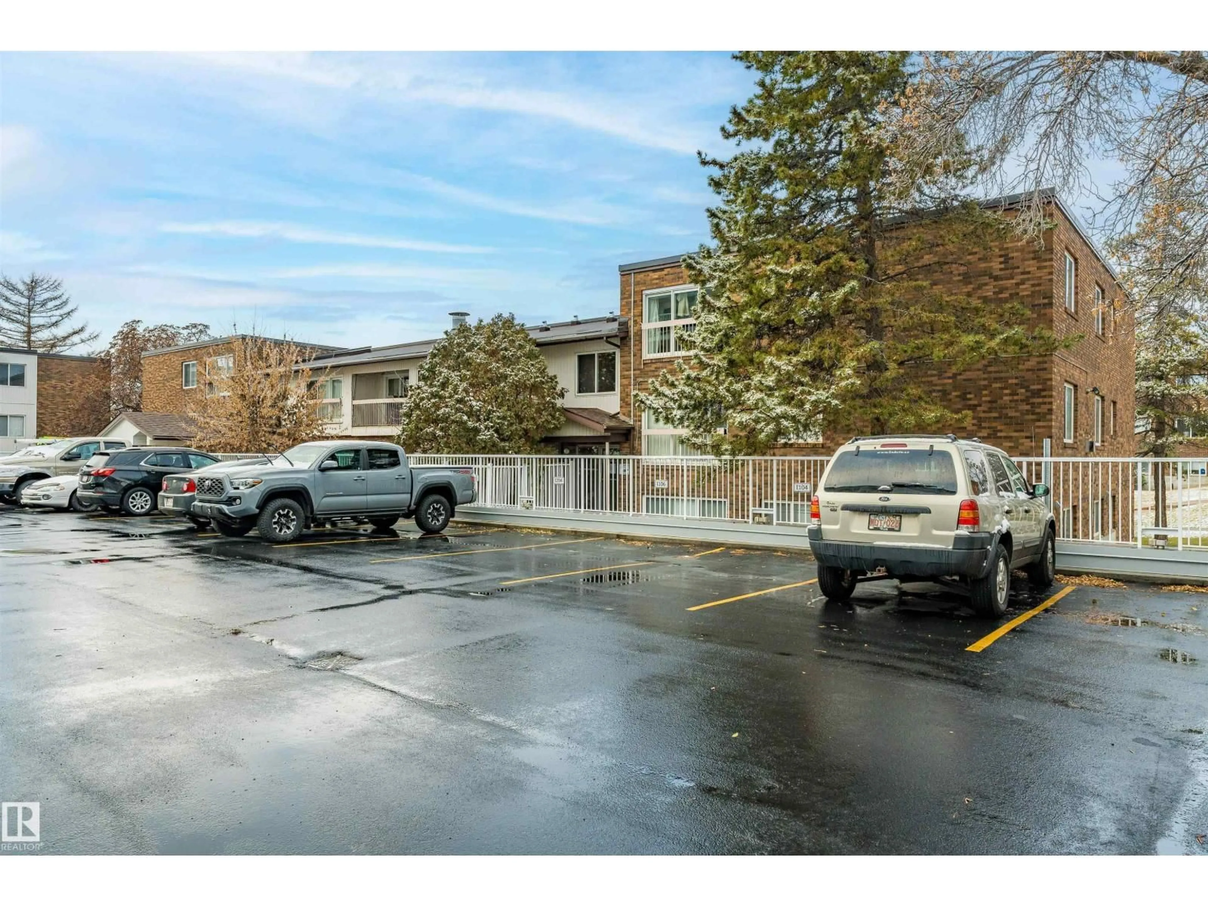 Parking for 202 - 11450 40 AV NW, Edmonton Alberta T6J0R5