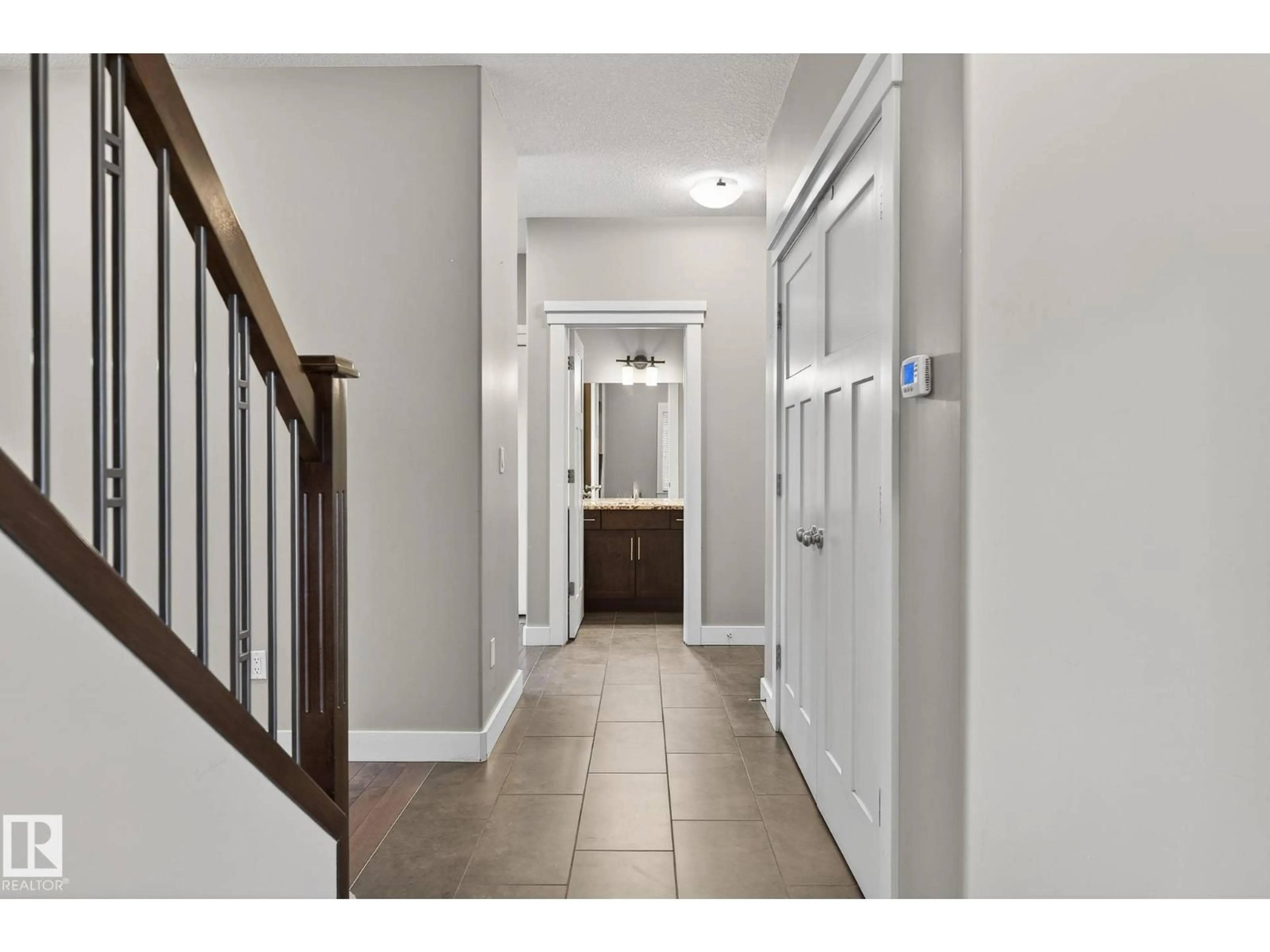 Indoor entryway for 8602 - 92 SOUTHFORT BV, Fort Saskatchewan Alberta T8L0J8