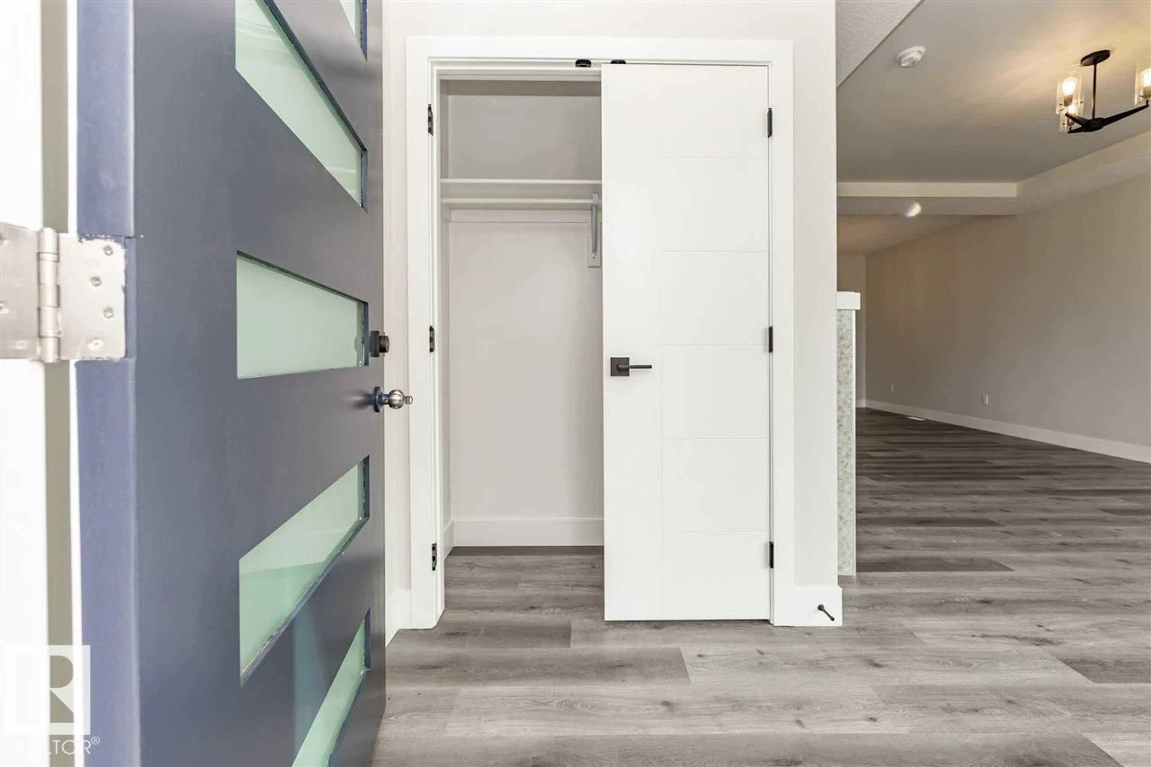 Indoor entryway for 201 CALEDONIA DR, Leduc Alberta T9E1M2