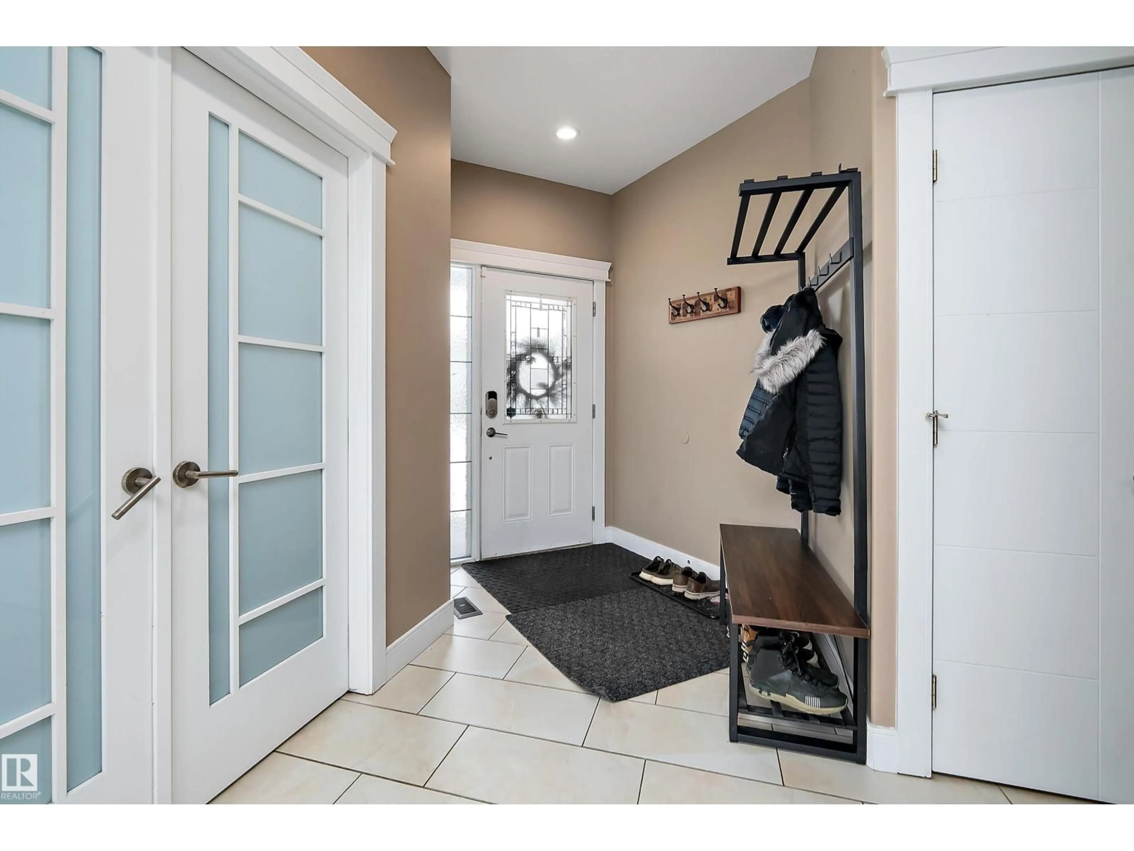 Indoor entryway for 178 WOODHILL, Fort Saskatchewan Alberta T8L0L5