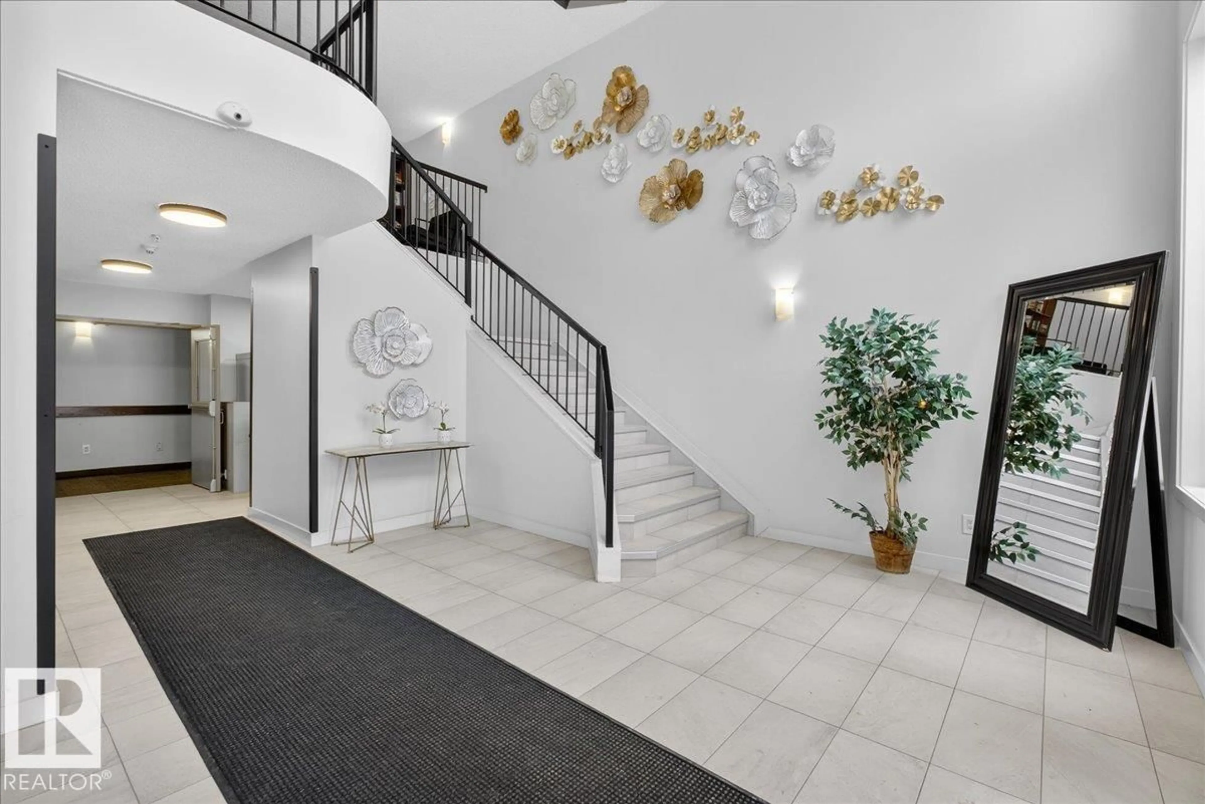 Indoor foyer for #208 - 12110 106 AV, Edmonton Alberta T5M4R9