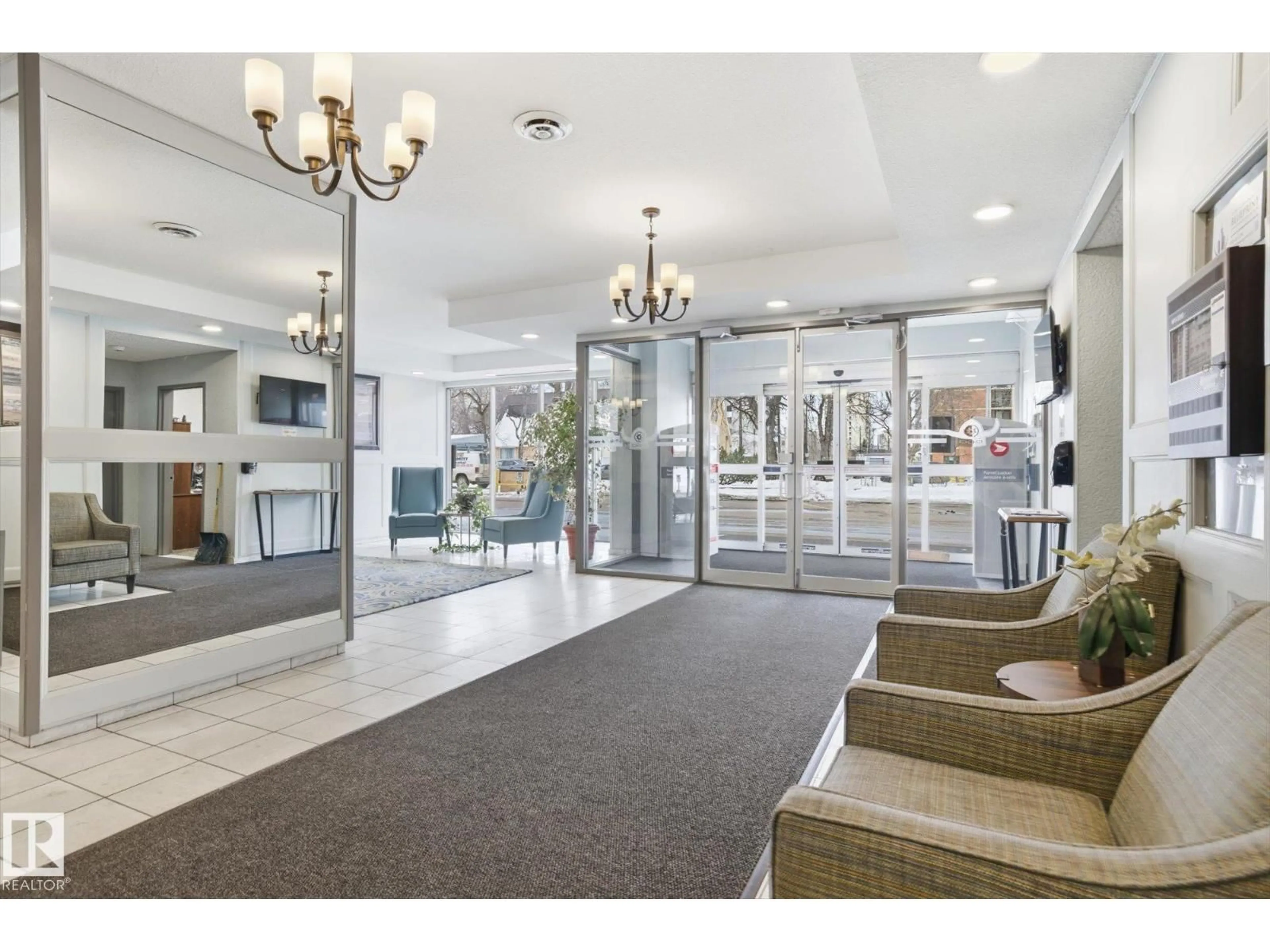 Indoor foyer for #203 - 11307 99 AV, Edmonton Alberta T5K0H2