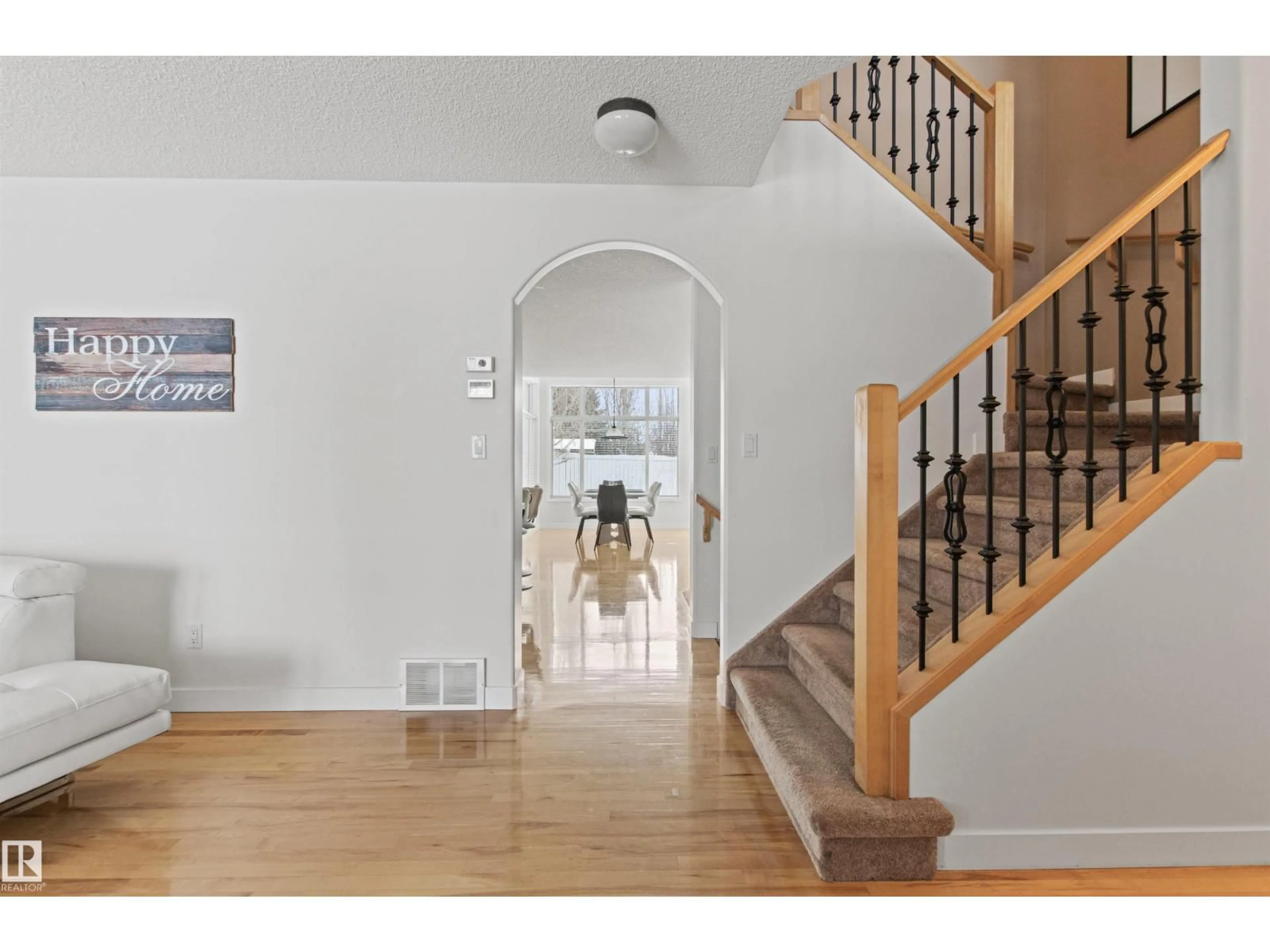 Indoor entryway for 170 GALLAND CR, Edmonton Alberta T5T6P3