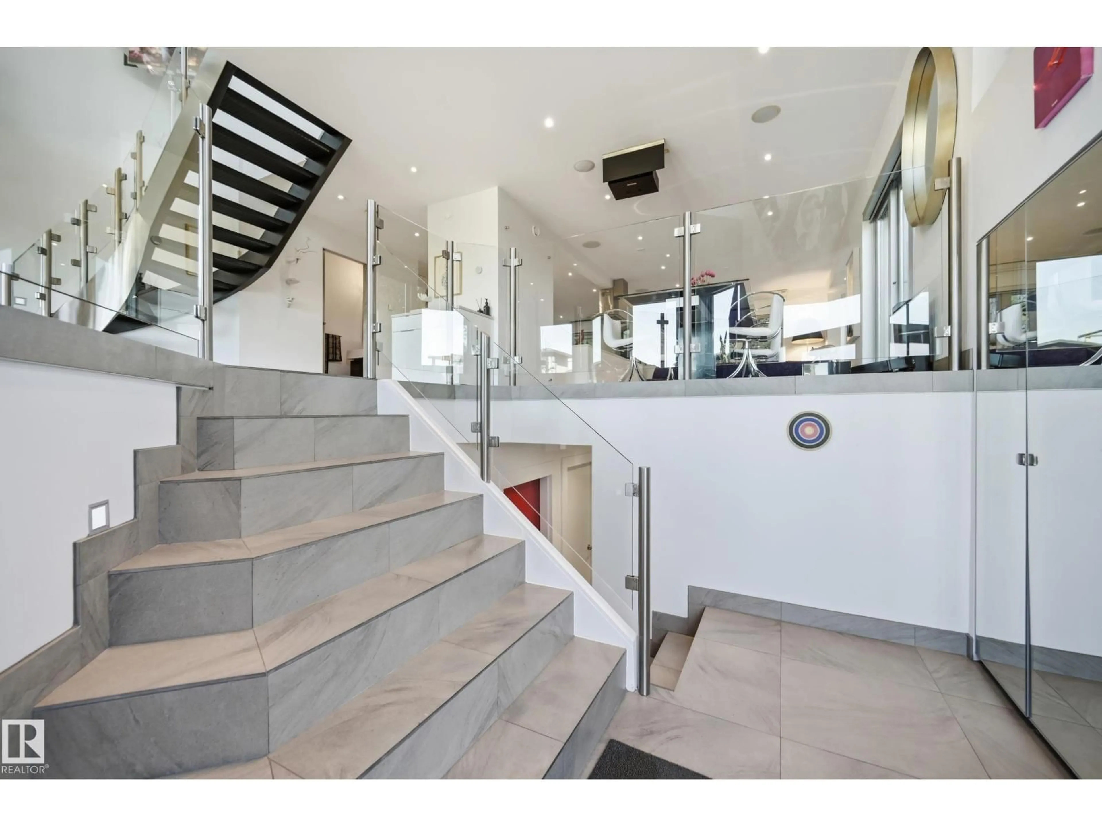 Indoor foyer for 10065 90 AV, Edmonton Alberta T6E4X2