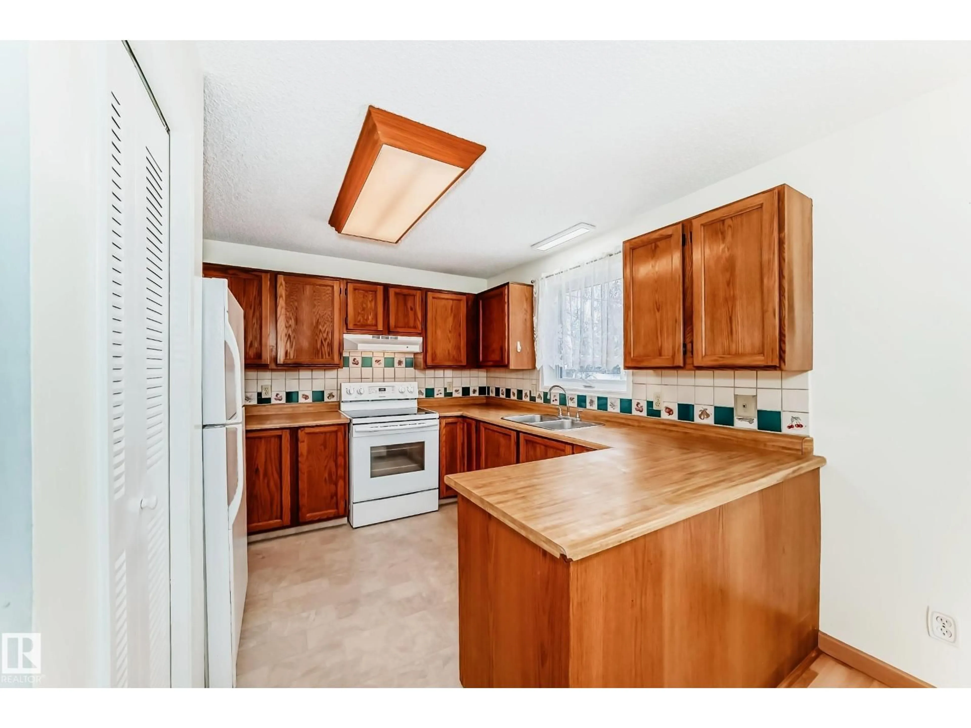 Standard kitchen, unknown for 378 VILLAGE DR, Sherwood Park Alberta T8A4N3