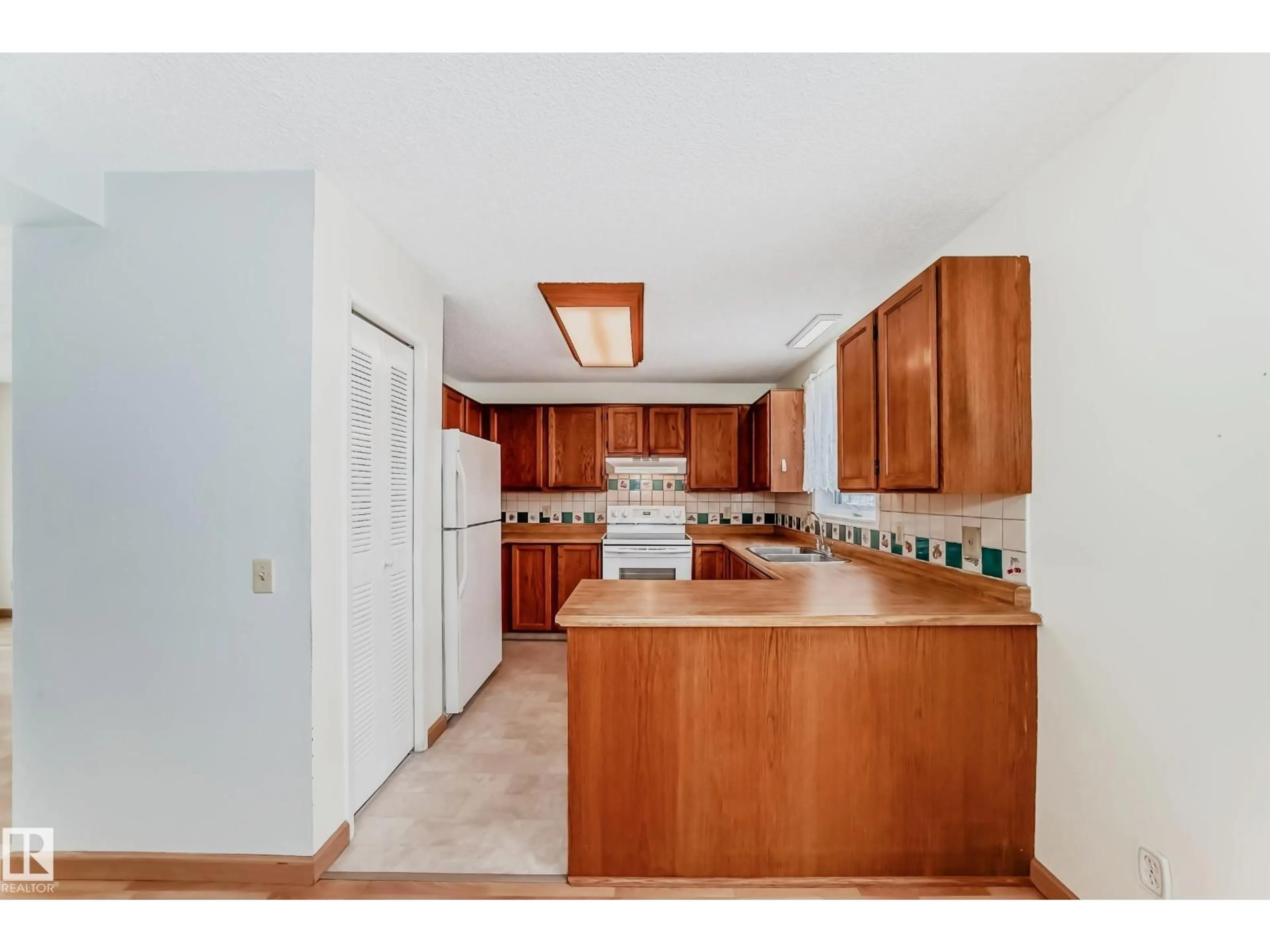 Standard kitchen, unknown for 378 VILLAGE DR, Sherwood Park Alberta T8A4N3