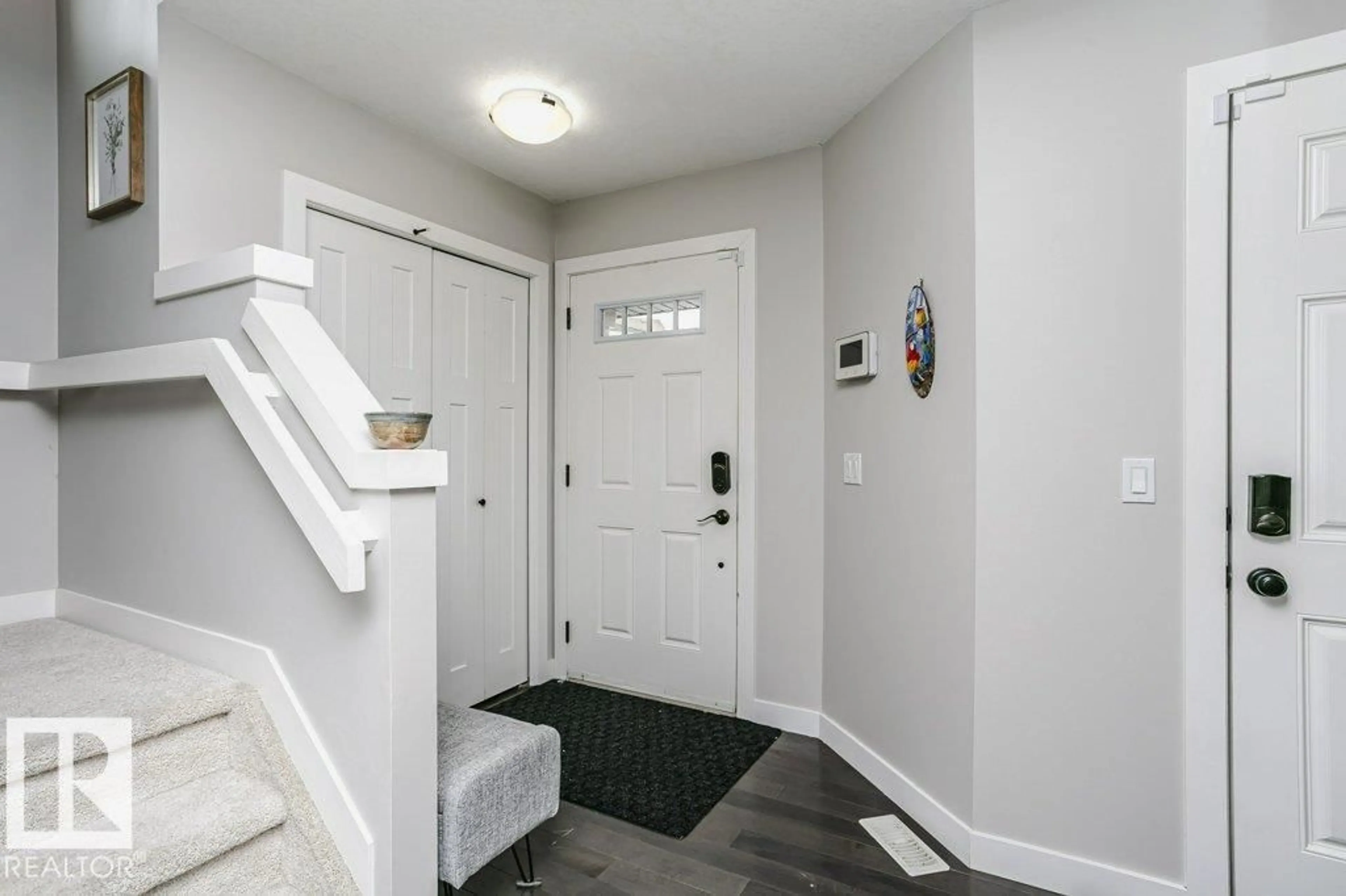 Indoor entryway for 6710 CARDINAL RD, Edmonton Alberta T6W2Y6