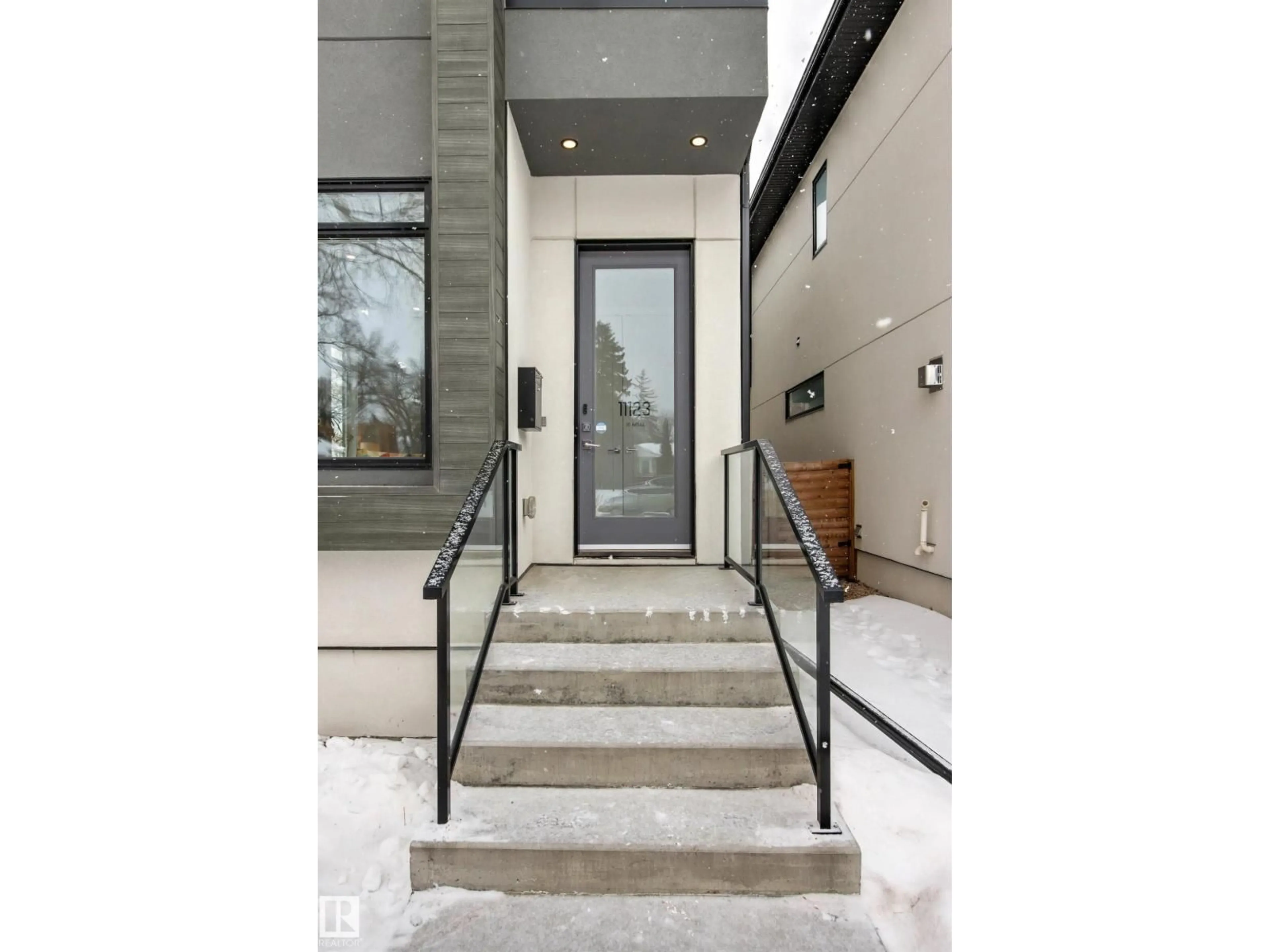 Indoor foyer for NW - 11123 70 AV, Edmonton Alberta T6H2G9