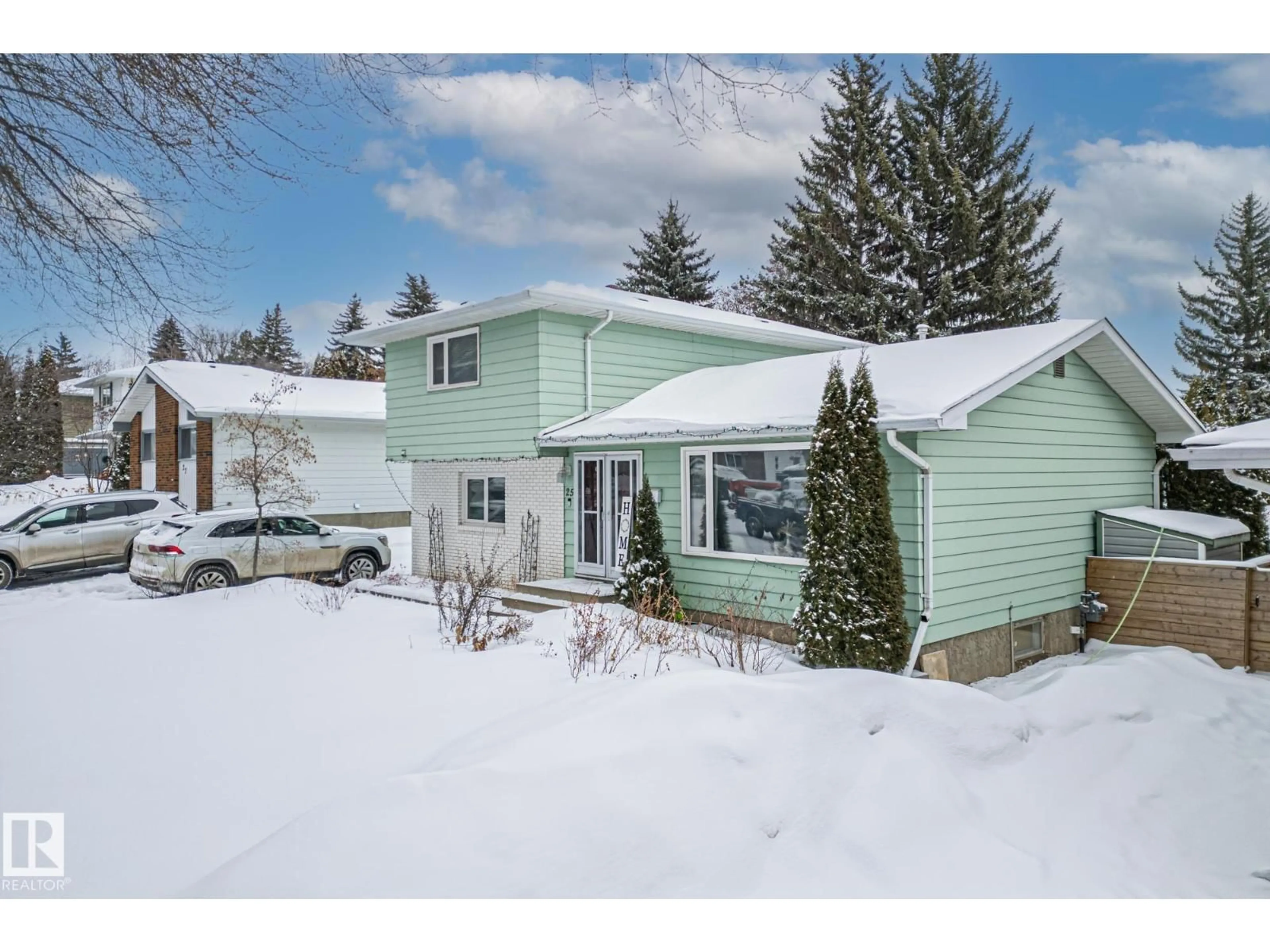 Home with vinyl exterior material, street for 25 BROADVIEW CR, St. Albert Alberta T8N0B1