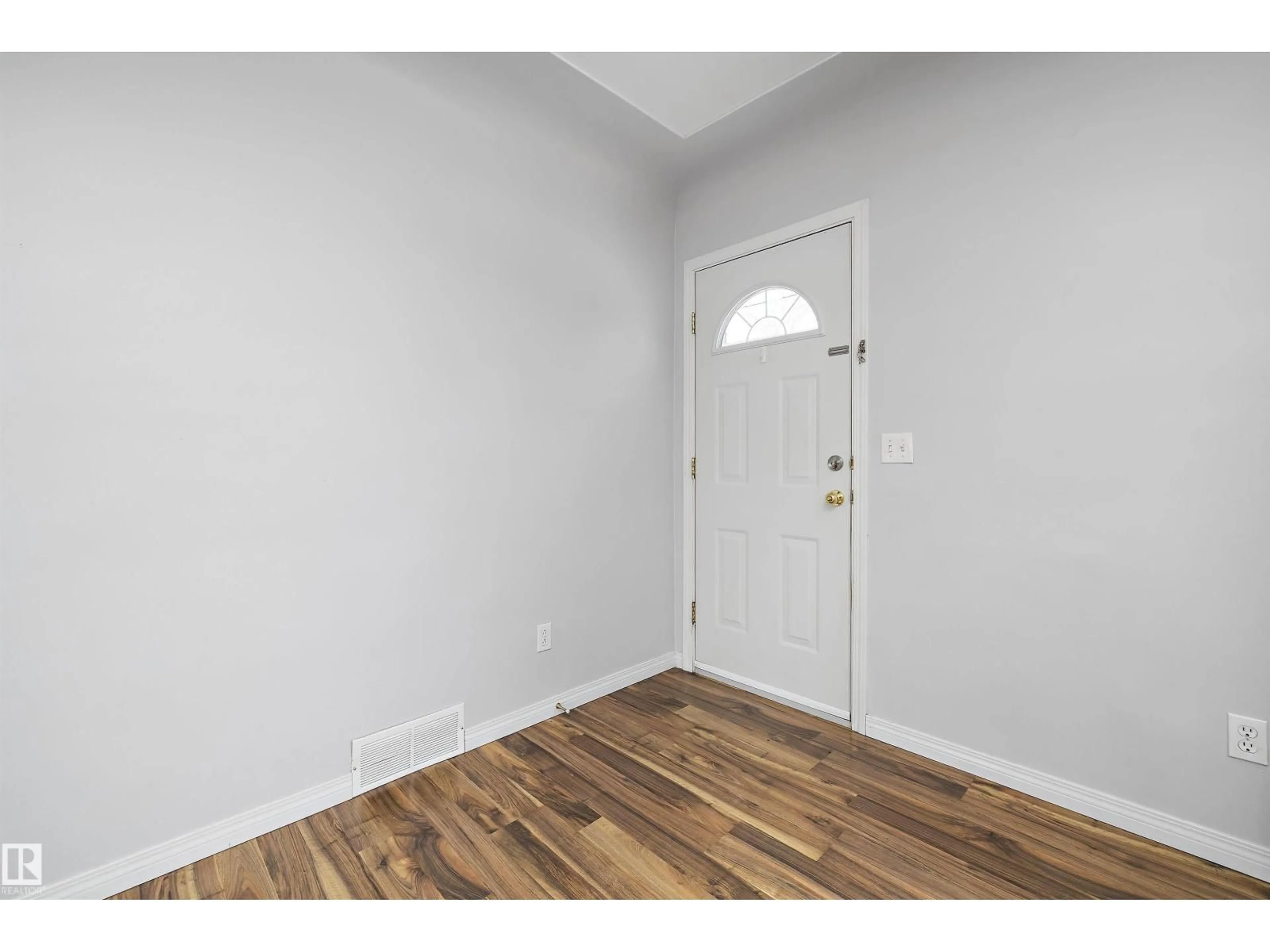 Indoor entryway for 10403 98 AV, Fort Saskatchewan Alberta T8L1X2