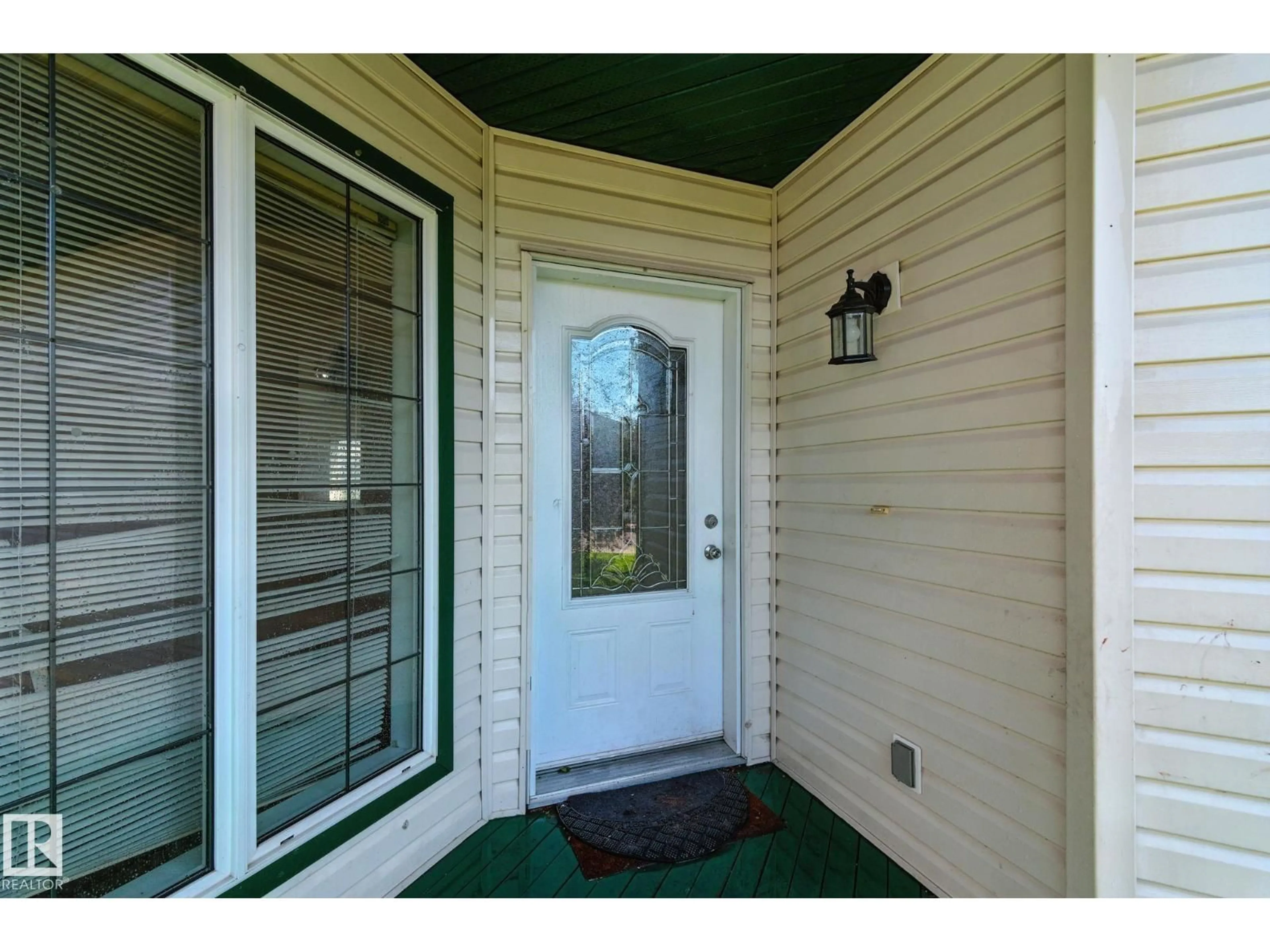 Indoor entryway for SW - 7836 7 AV, Edmonton Alberta T6X1N3