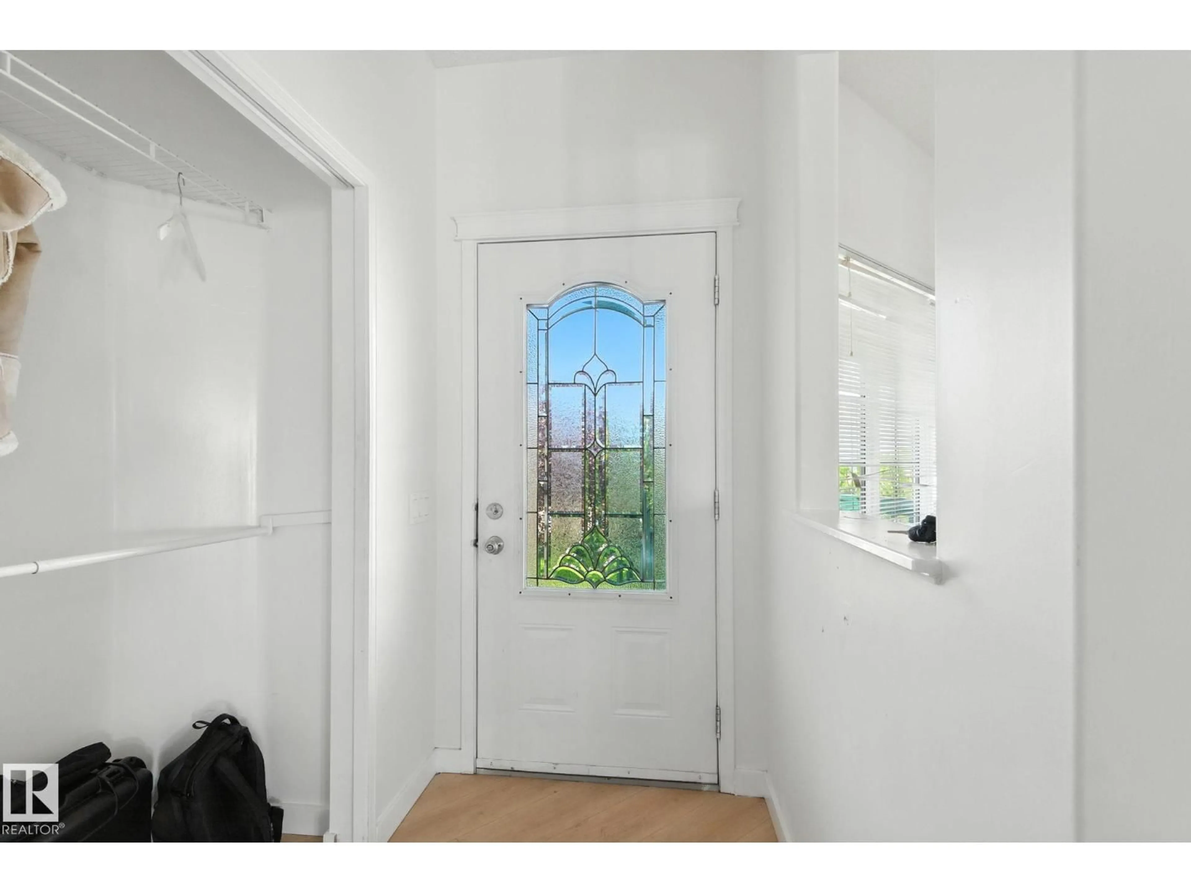 Indoor entryway for SW - 7836 7 AV, Edmonton Alberta T6X1N3