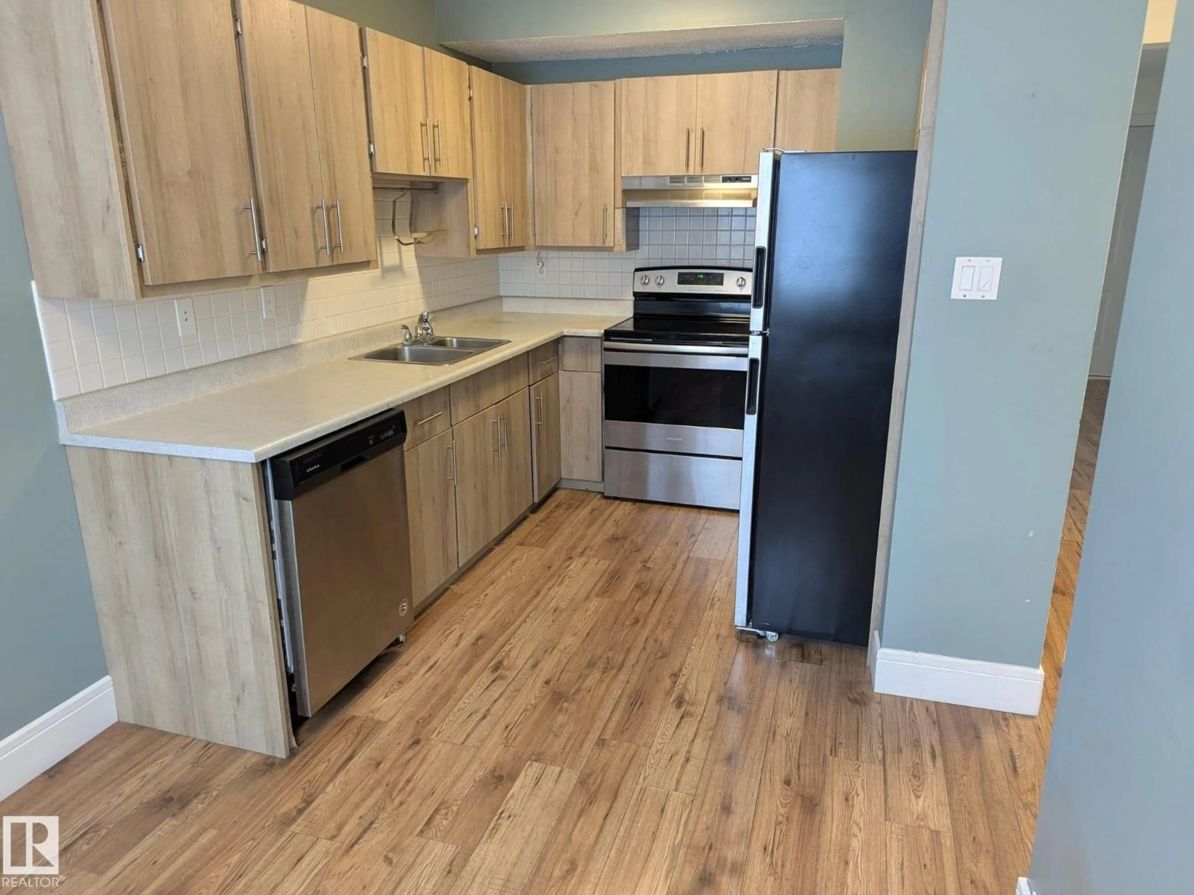 Standard kitchen, wood/laminate floor for 3105 109 ST, Edmonton Alberta T6J4N6