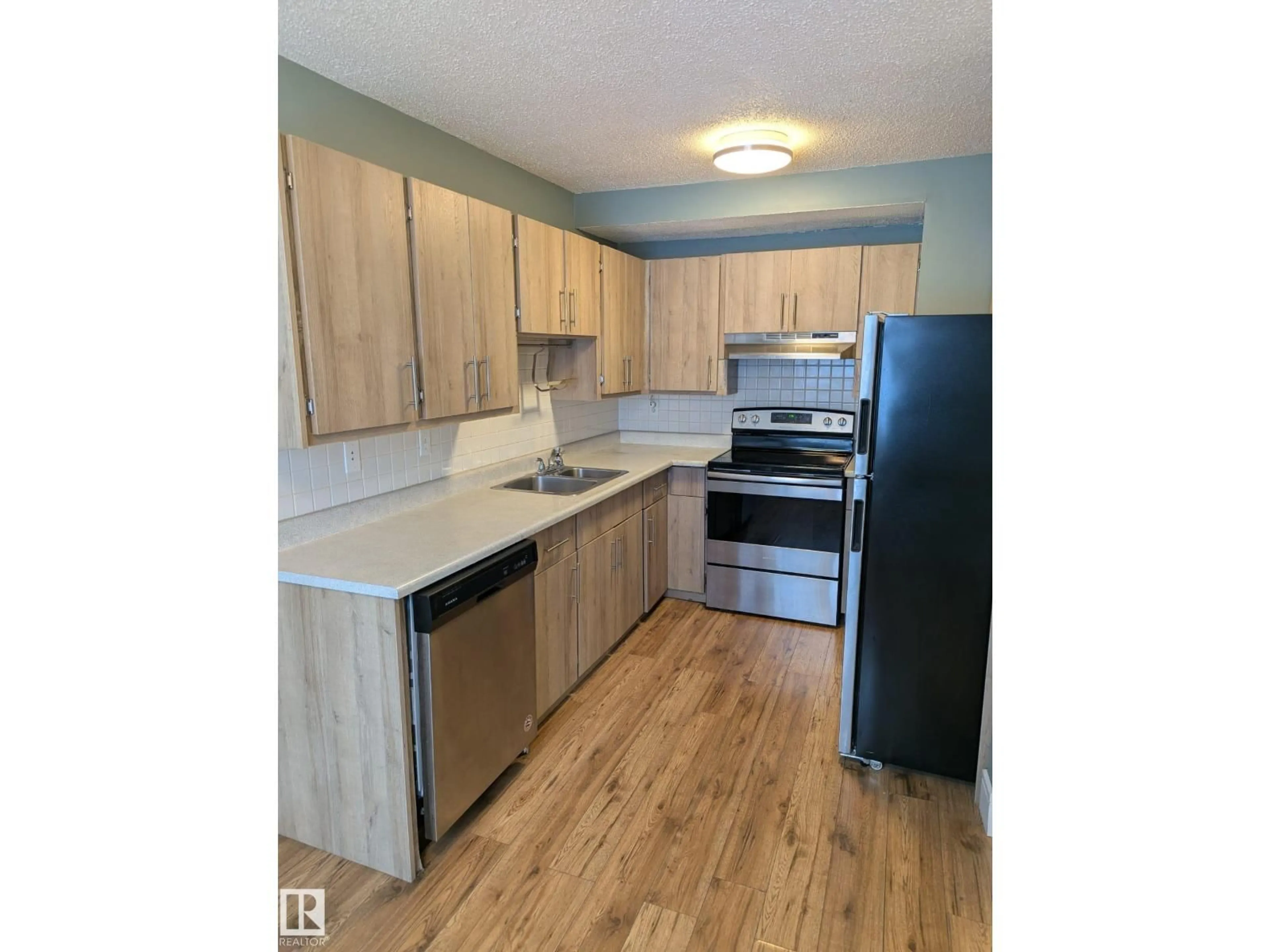 Standard kitchen, wood/laminate floor for 3105 109 ST, Edmonton Alberta T6J4N6