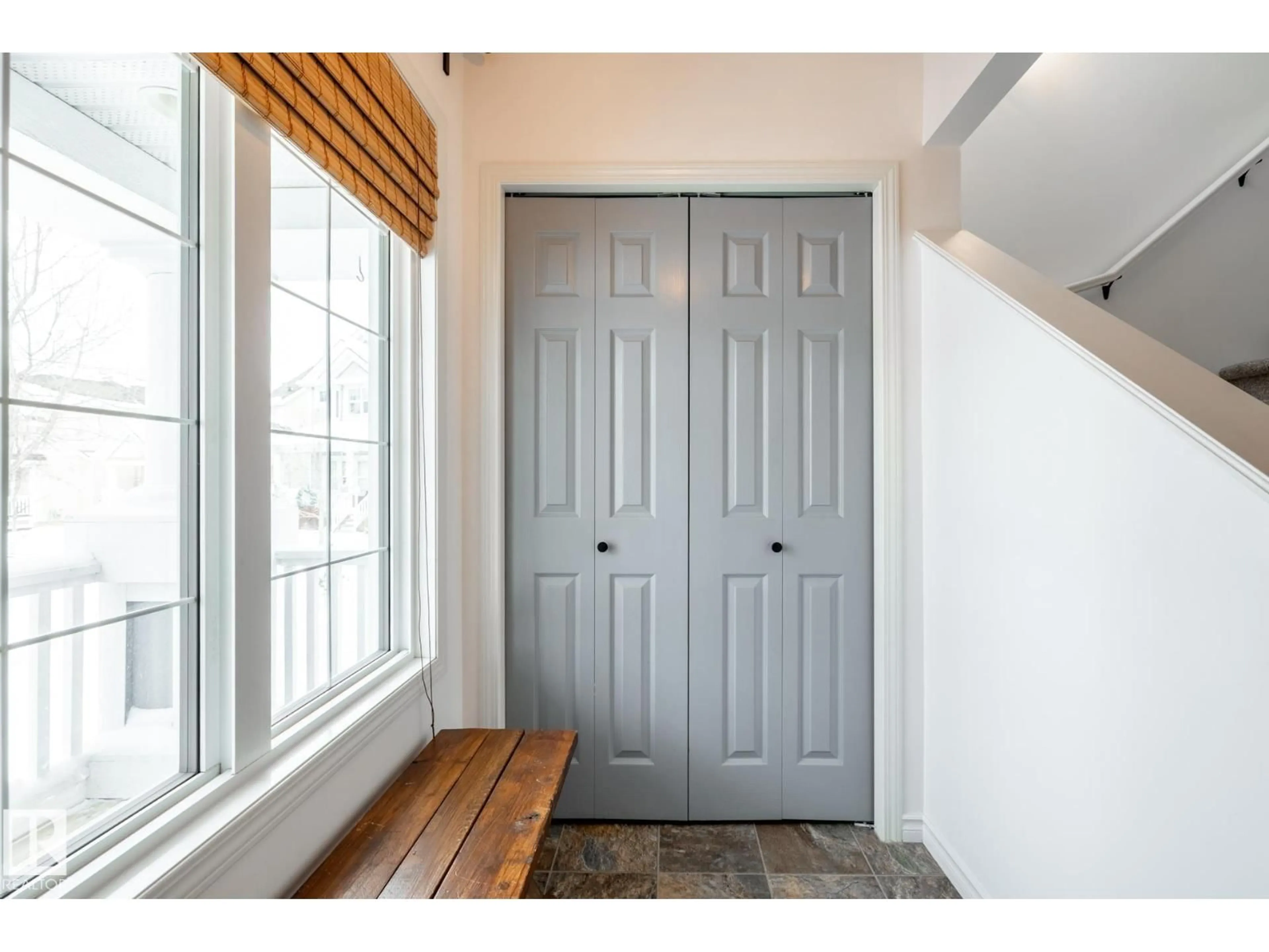 Indoor entryway for 1407 72 ST, Edmonton Alberta T6X0E2