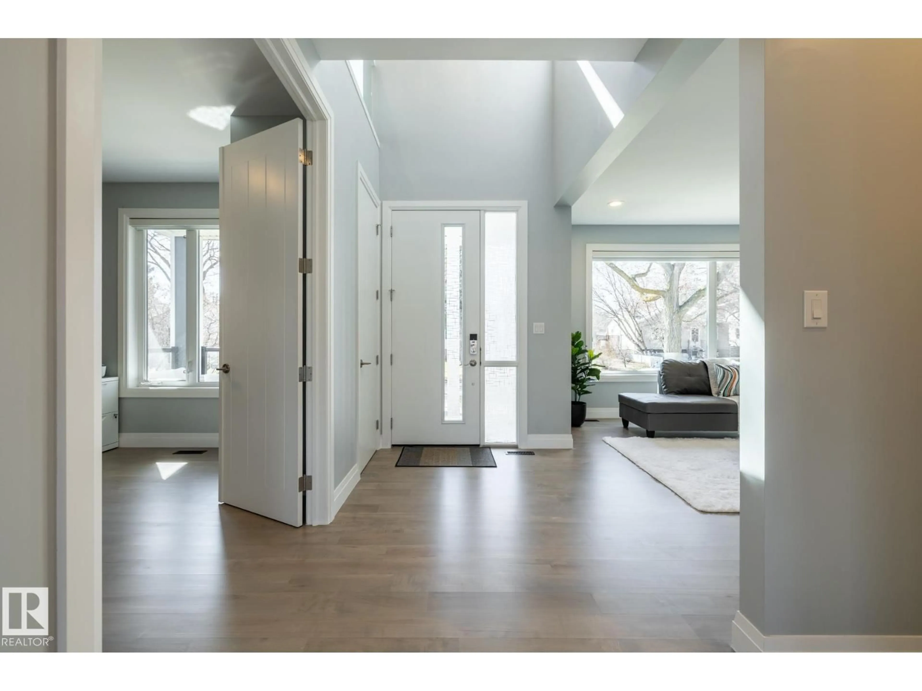 Indoor entryway for 10936 71 AV, Edmonton Alberta T6G0A1