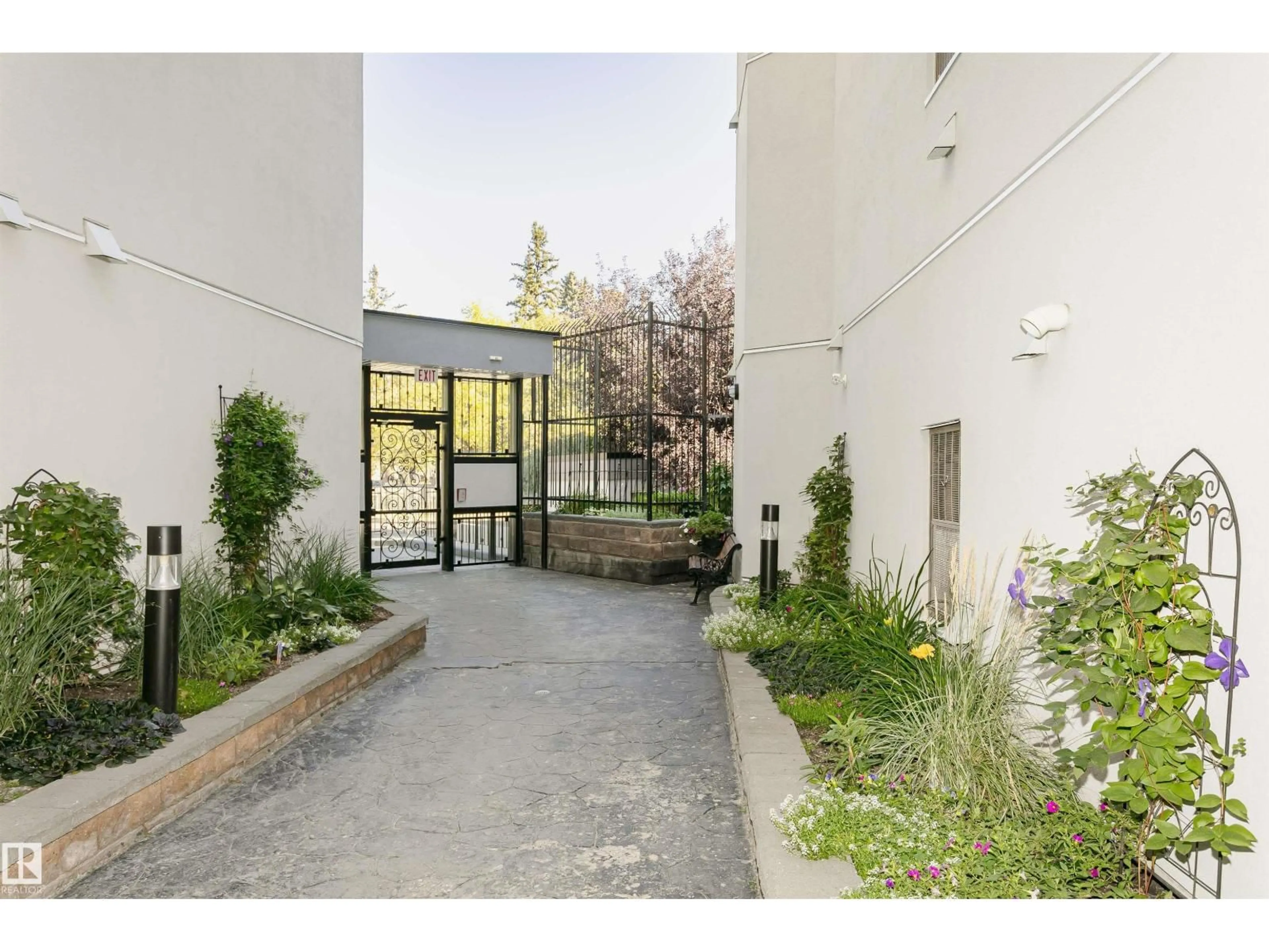 Indoor foyer for #203 - 11933 106 AV, Edmonton Alberta T5H0S2