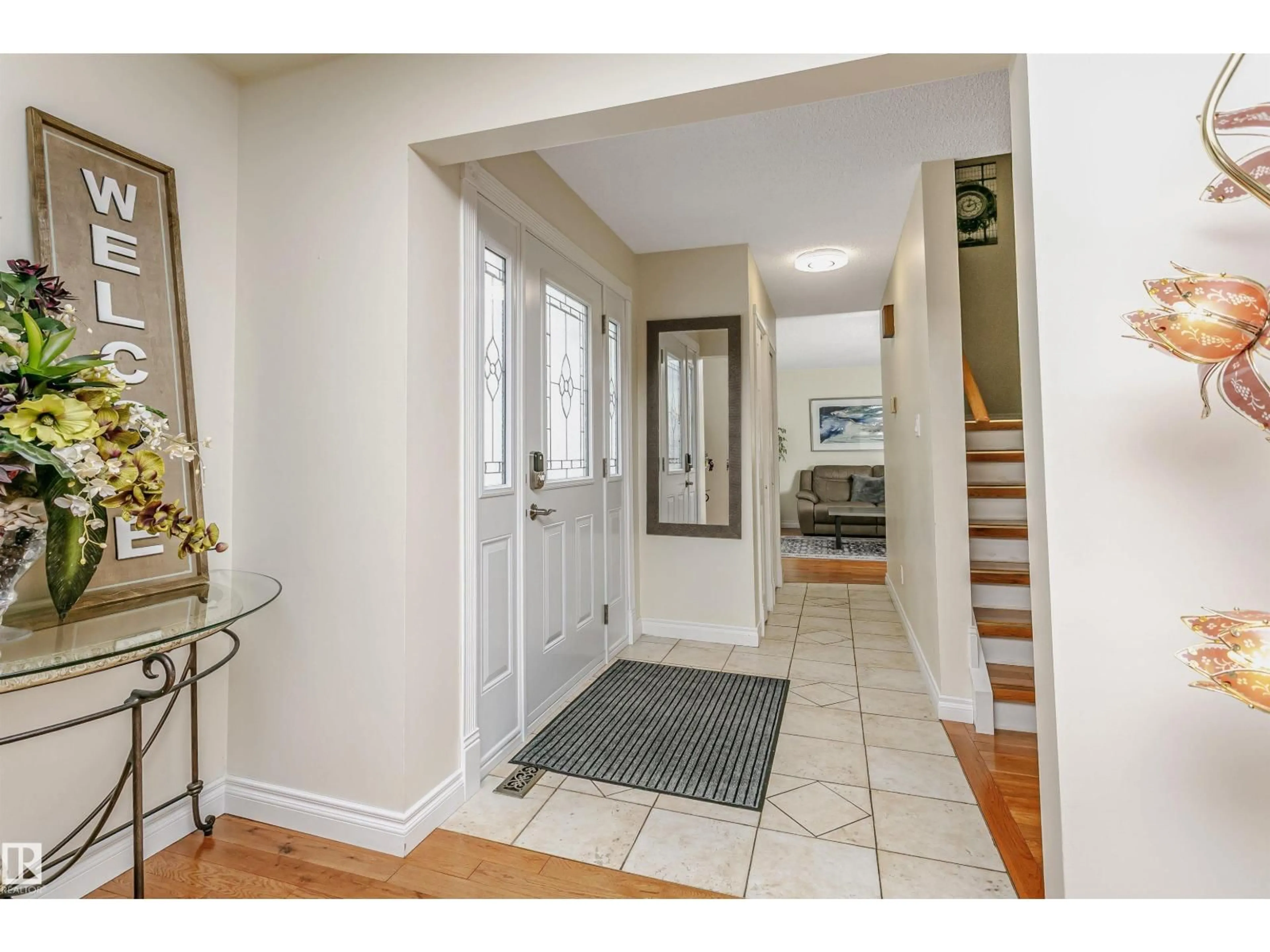 Indoor entryway for 18507 92 AV, Edmonton Alberta T5T1P2