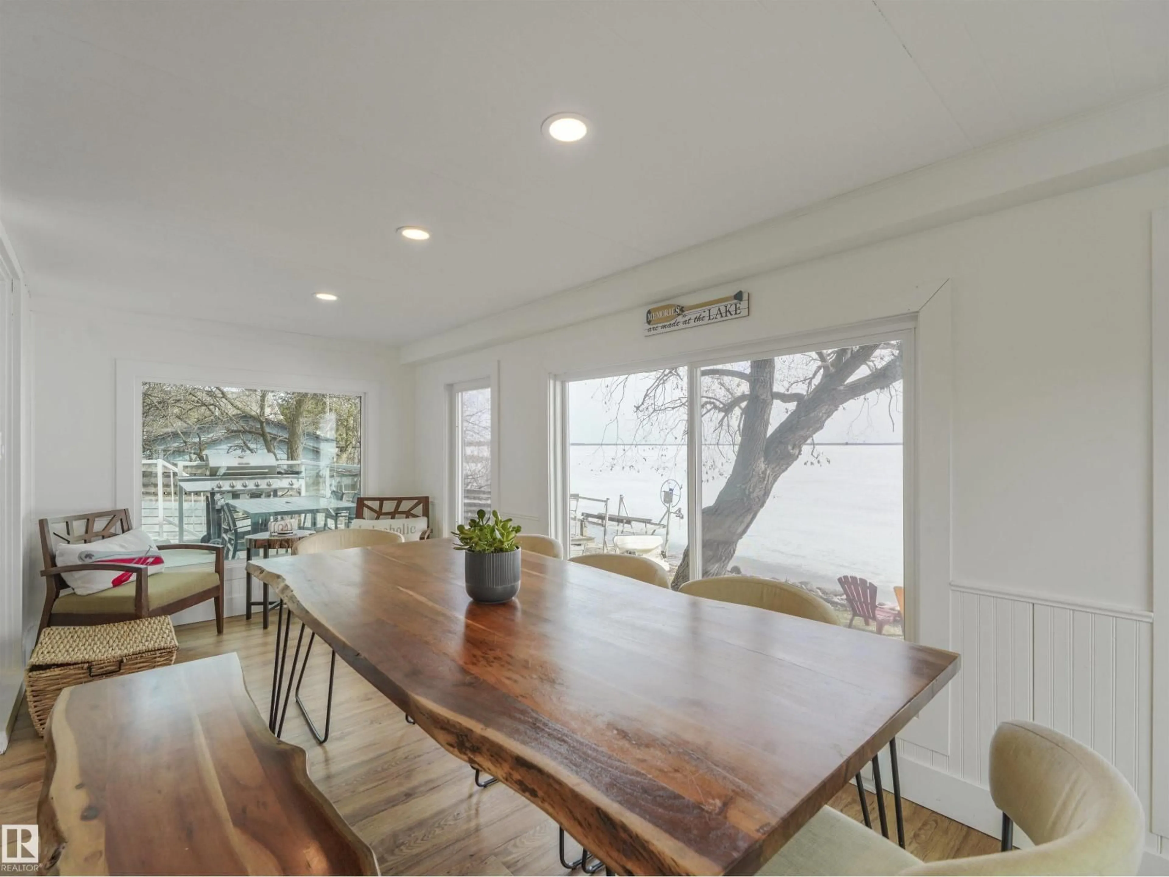 Dining room, wood/laminate floor for 809 8 ST, Rural Lac Ste. Anne County Alberta T0E1A0