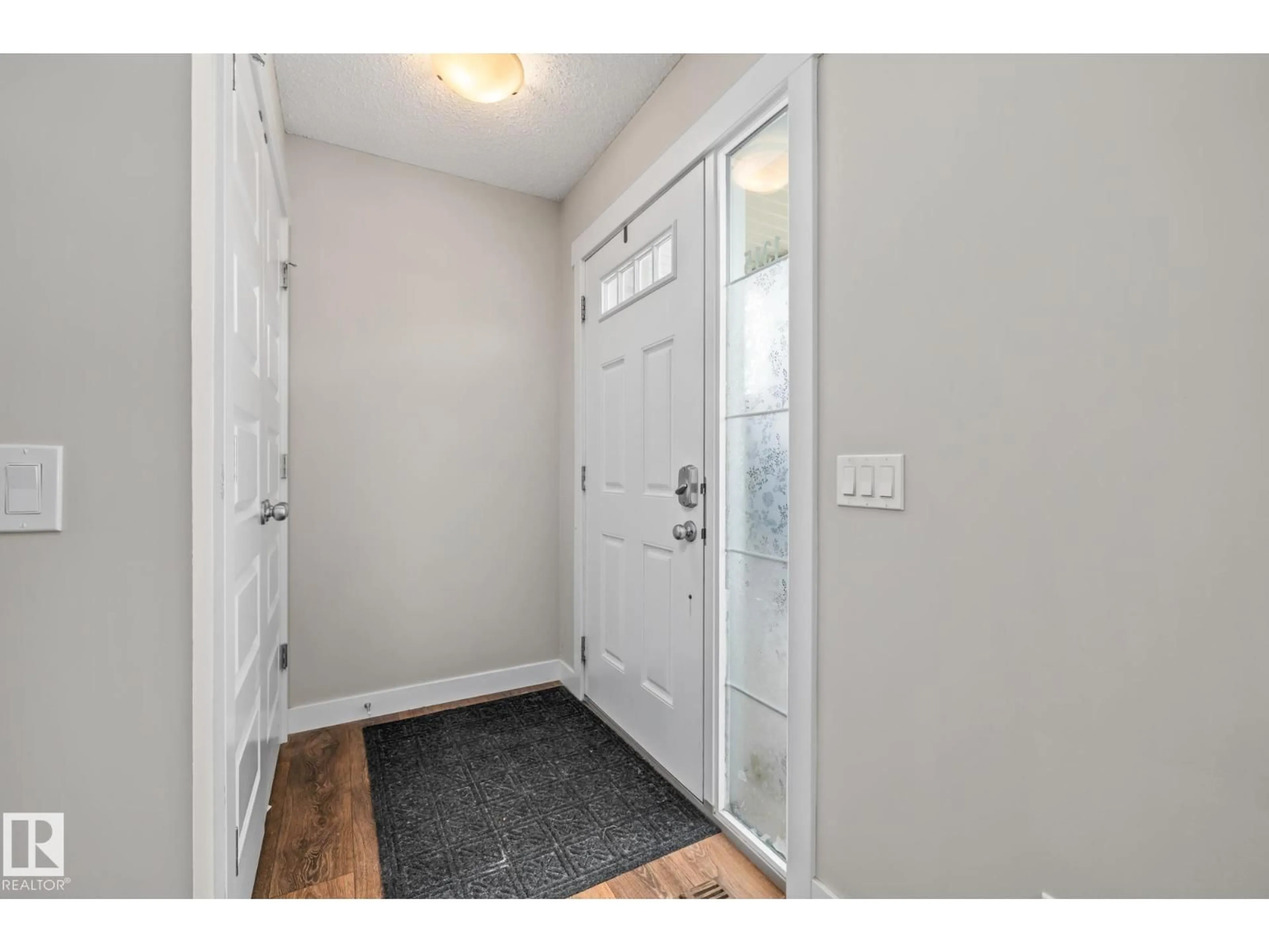 Indoor entryway for 1315 CHAPPELLE BV, Edmonton Alberta T6W3S2