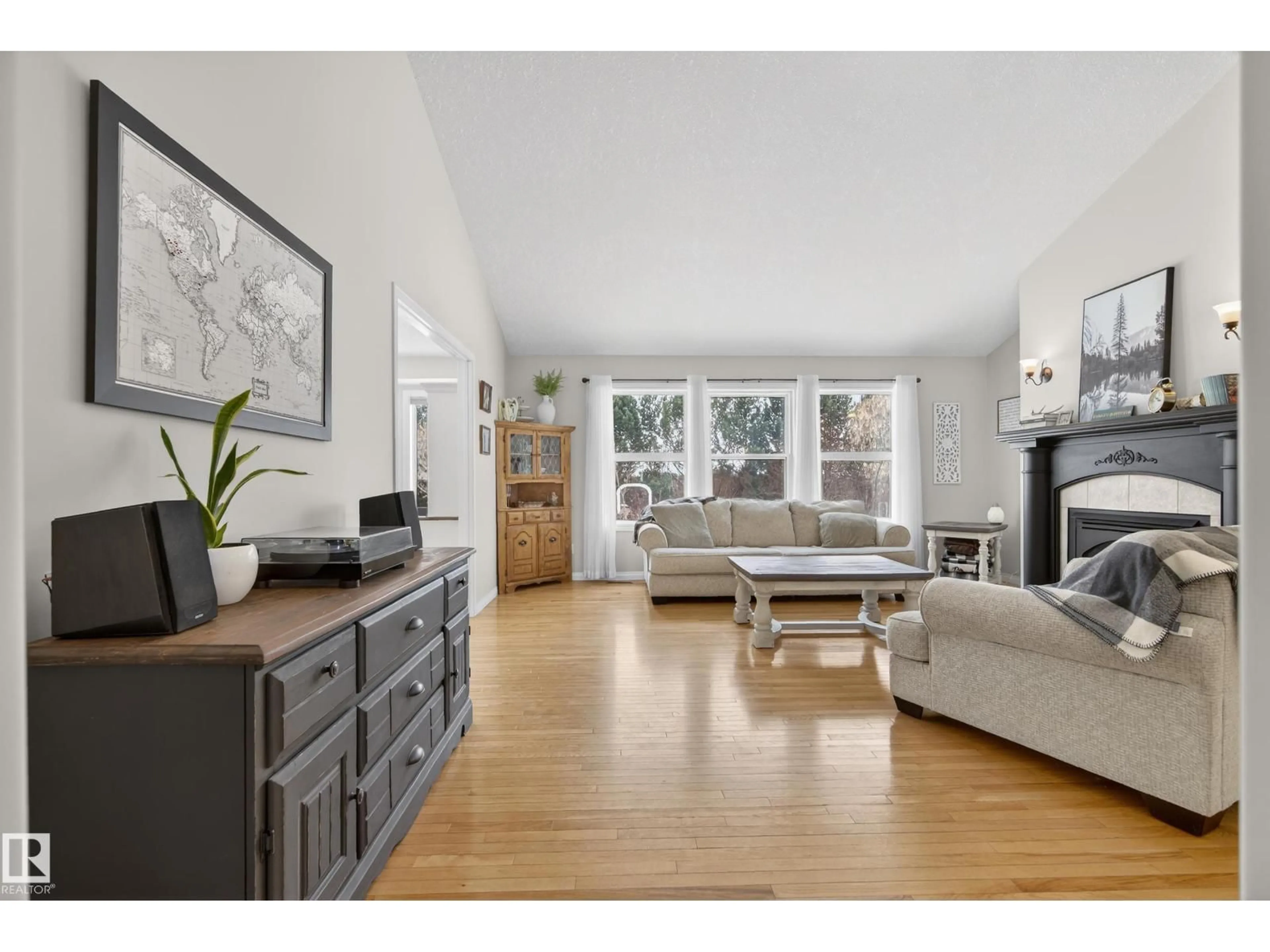 Living room with furniture, wood/laminate floor for 53310 - 11 RGE ROAD 15, Rural Parkland County Alberta T7Y0C3