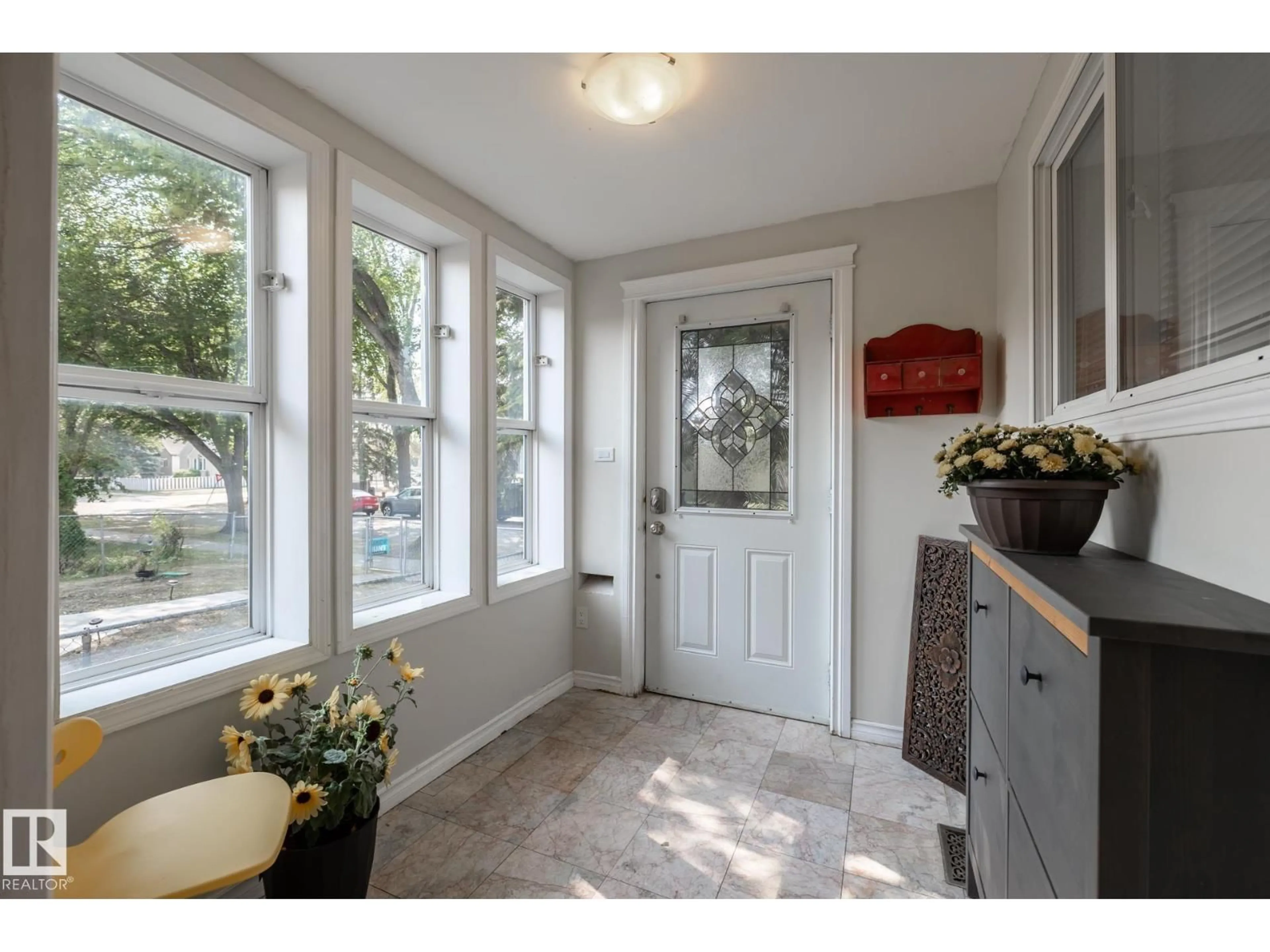 Indoor entryway for 11415 85 ST, Edmonton Alberta T5B3E1