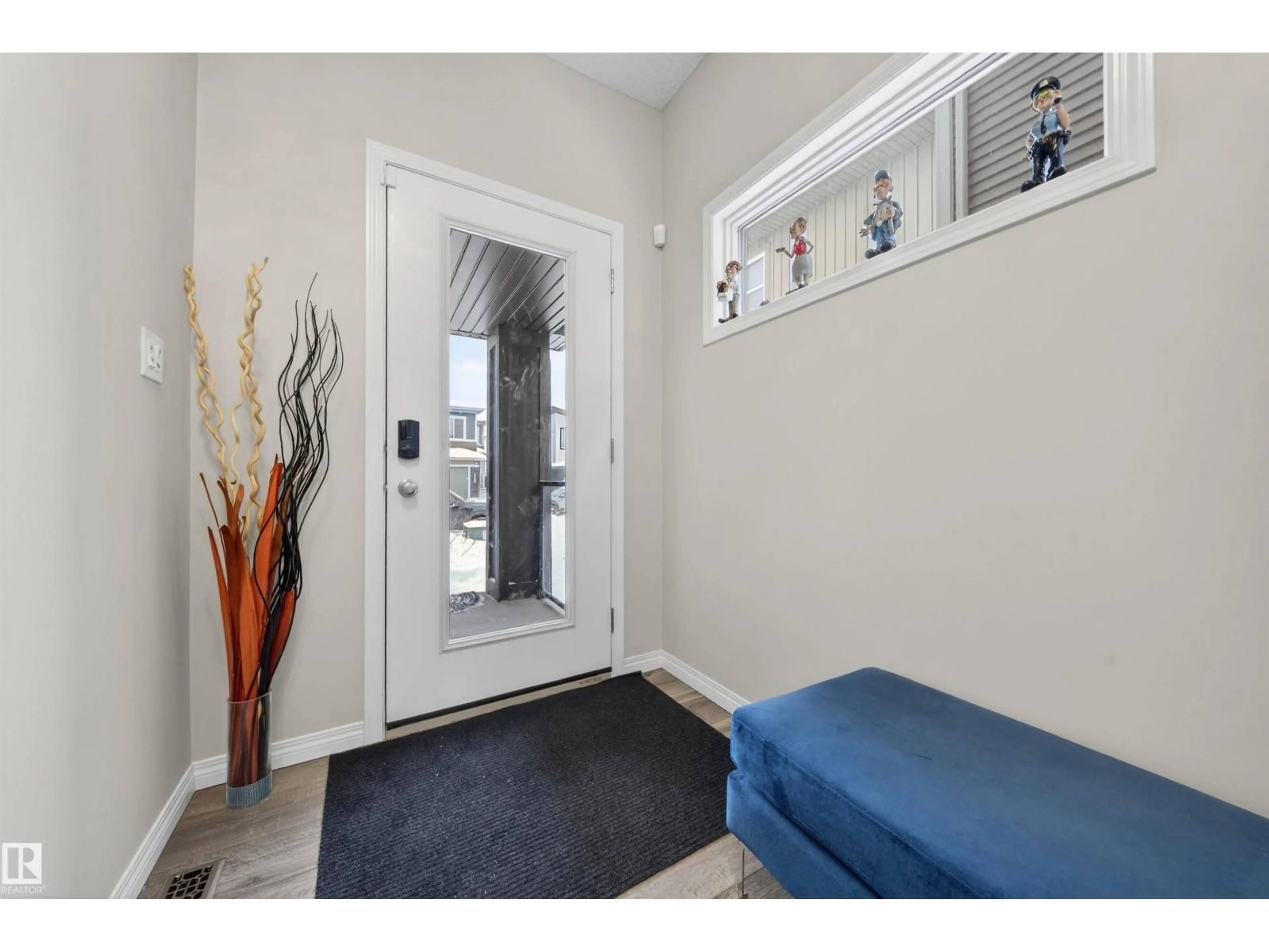 Indoor entryway for 6085 KING LANDING SW, Edmonton Alberta T6W3Z7