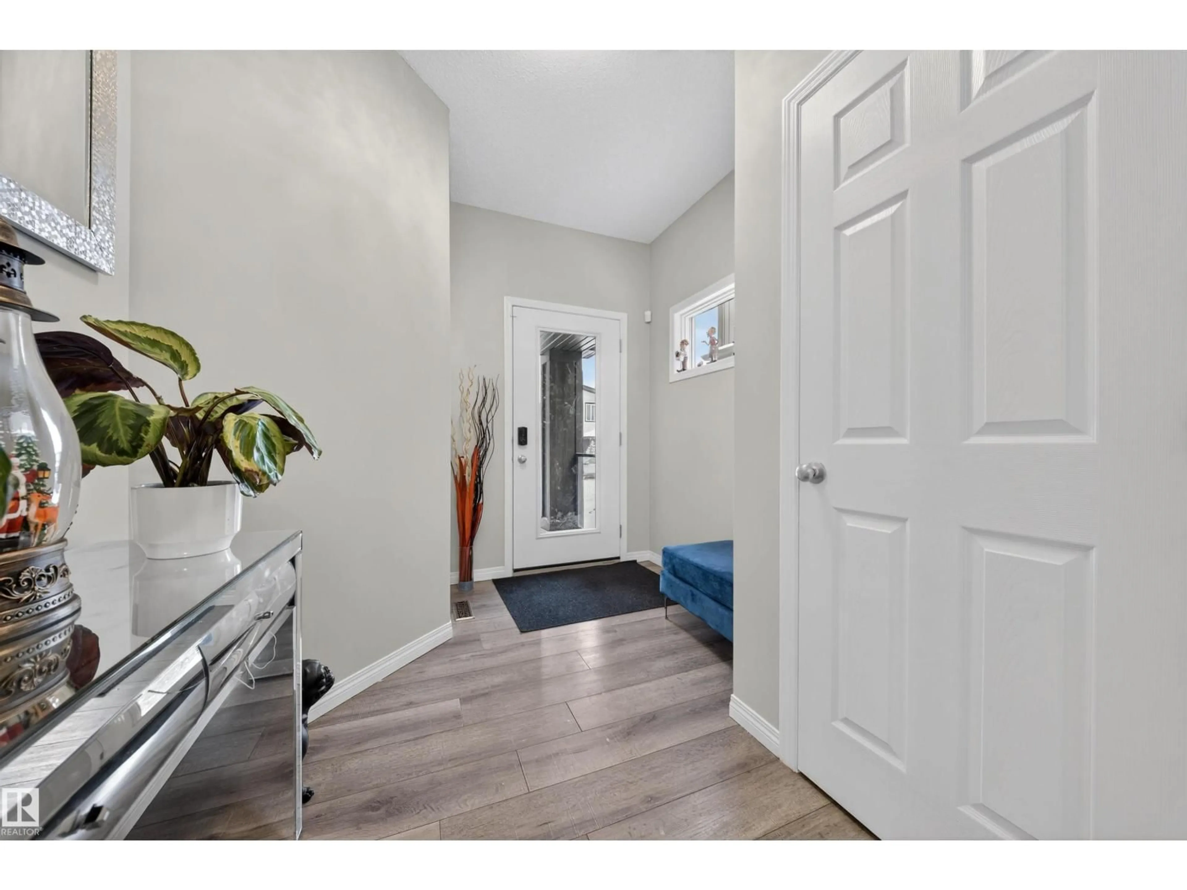 Indoor entryway for 6085 KING LANDING SW, Edmonton Alberta T6W3Z7