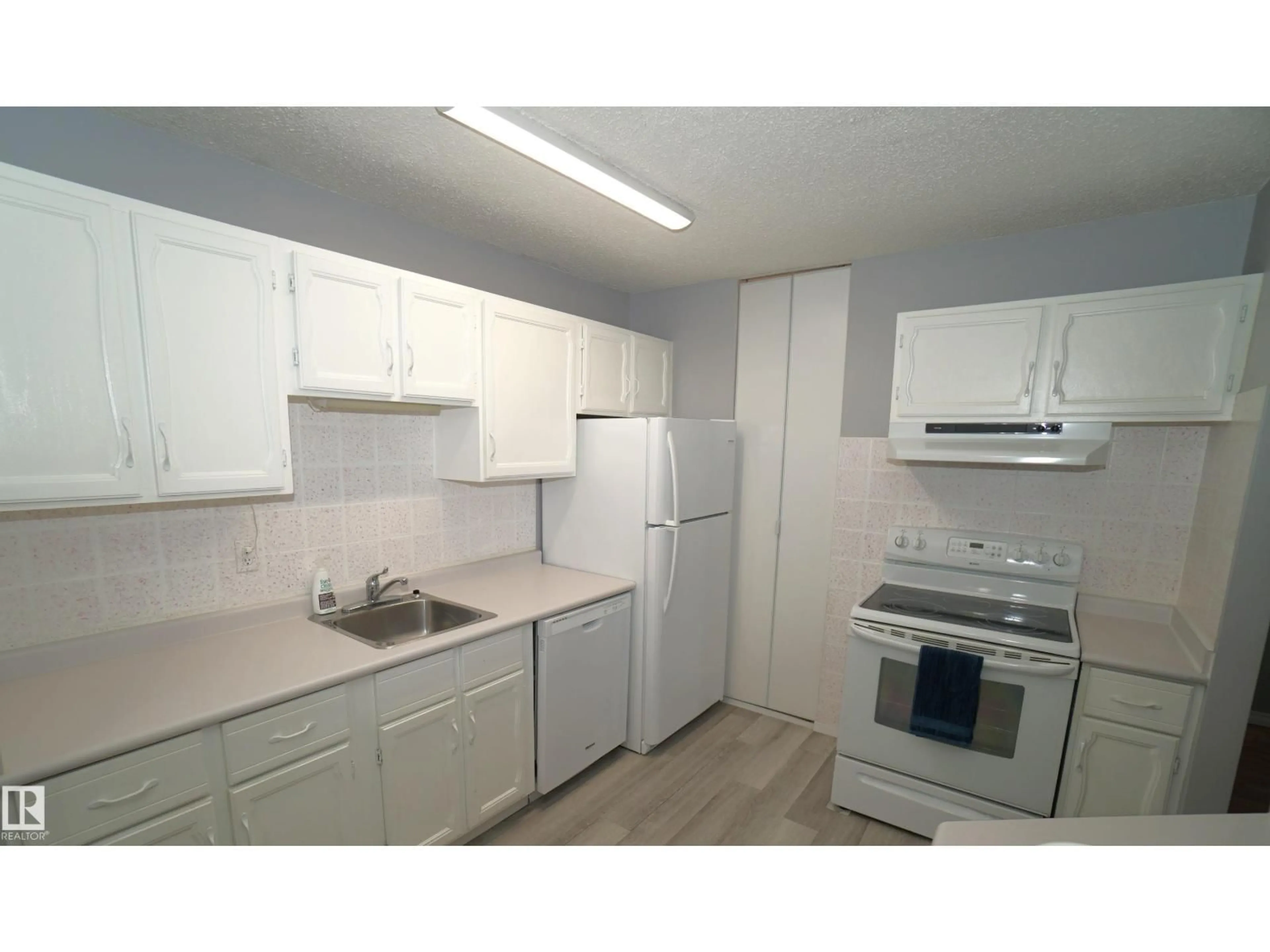 Standard kitchen, unknown for 245 SURREY GARDENS, Edmonton Alberta T5T1Z3