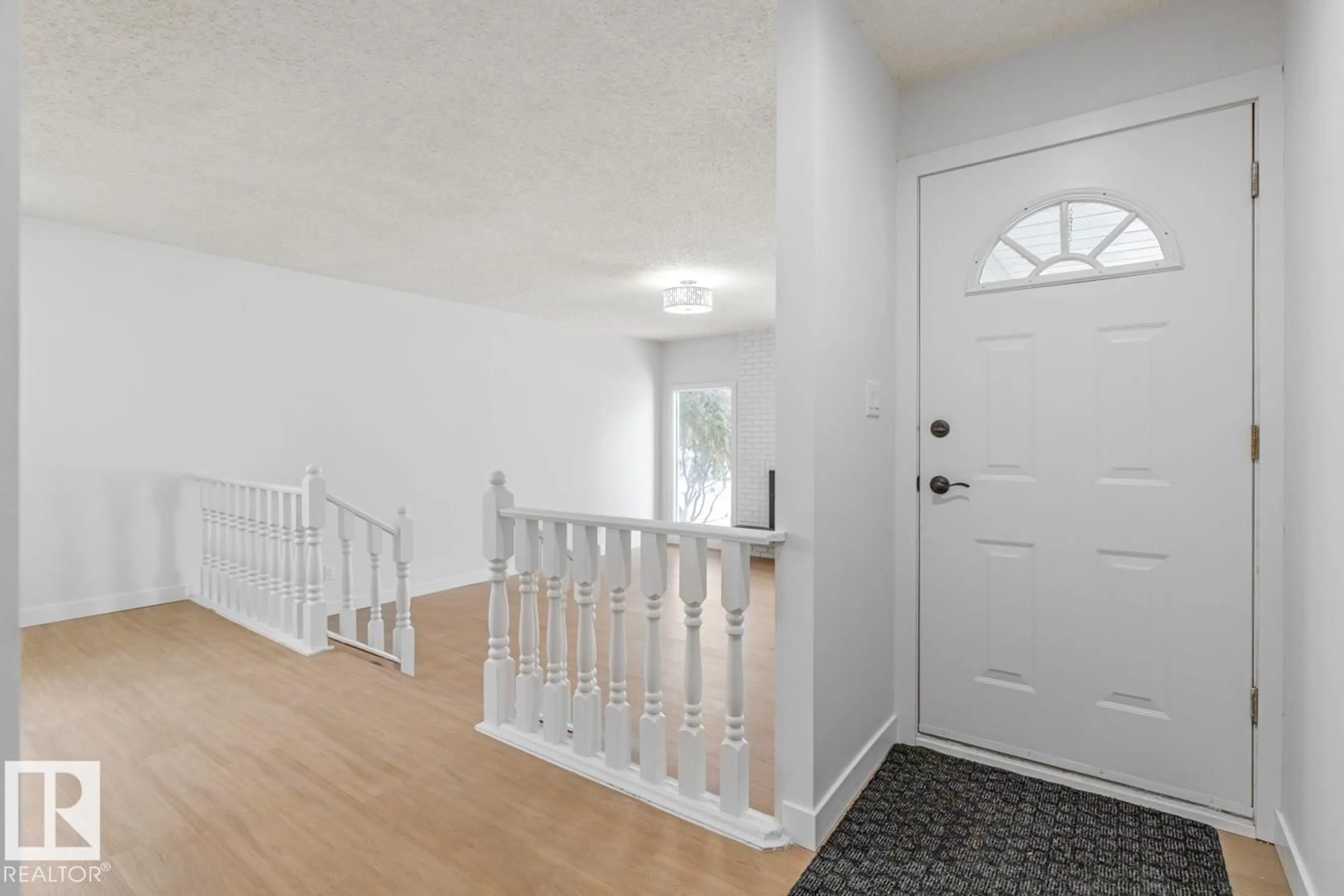 Indoor entryway for 1118 68 ST, Edmonton Alberta T6K1L1