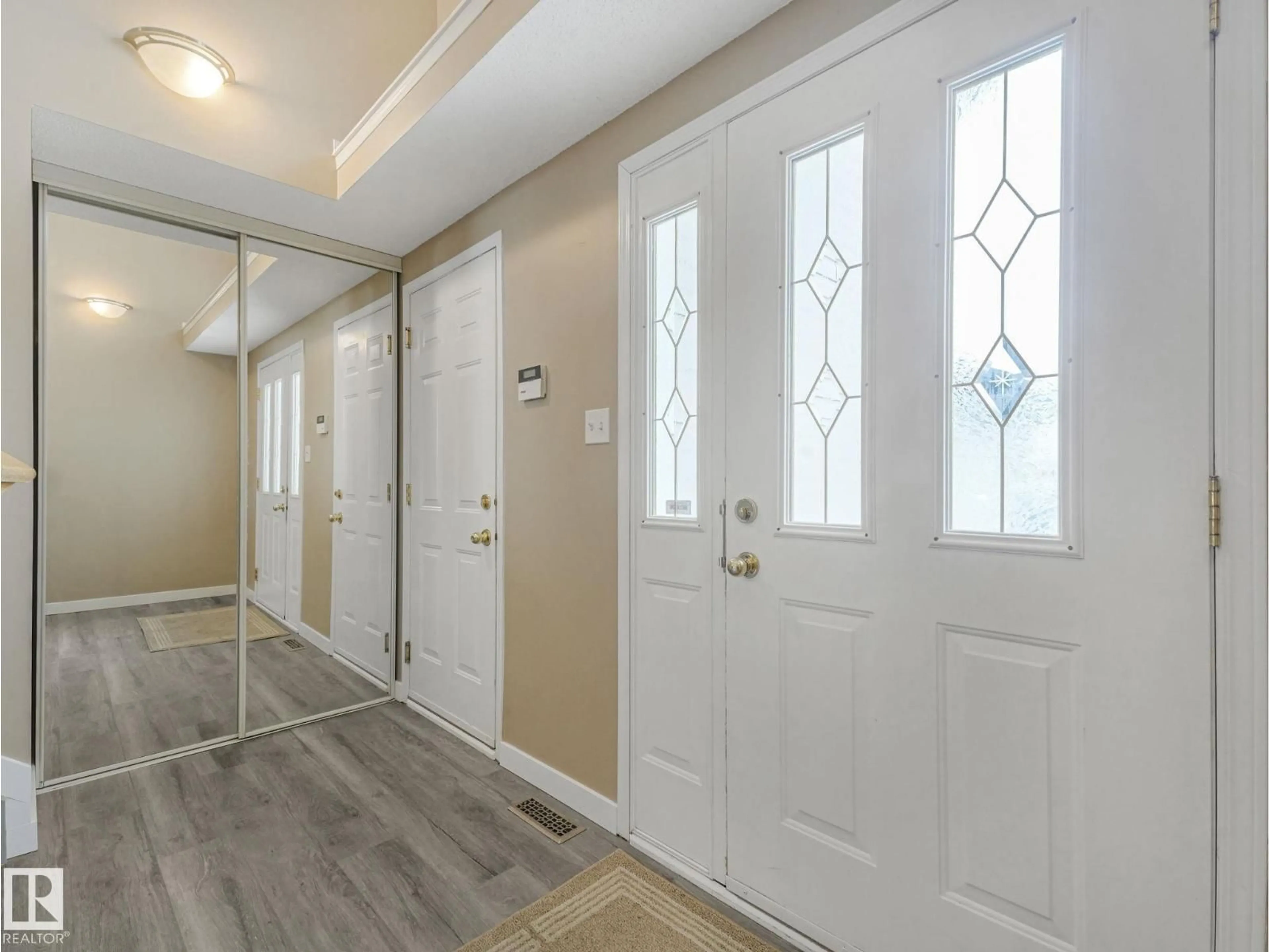 Indoor entryway for SW - 8609 6 AV, Edmonton Alberta T6X1G4