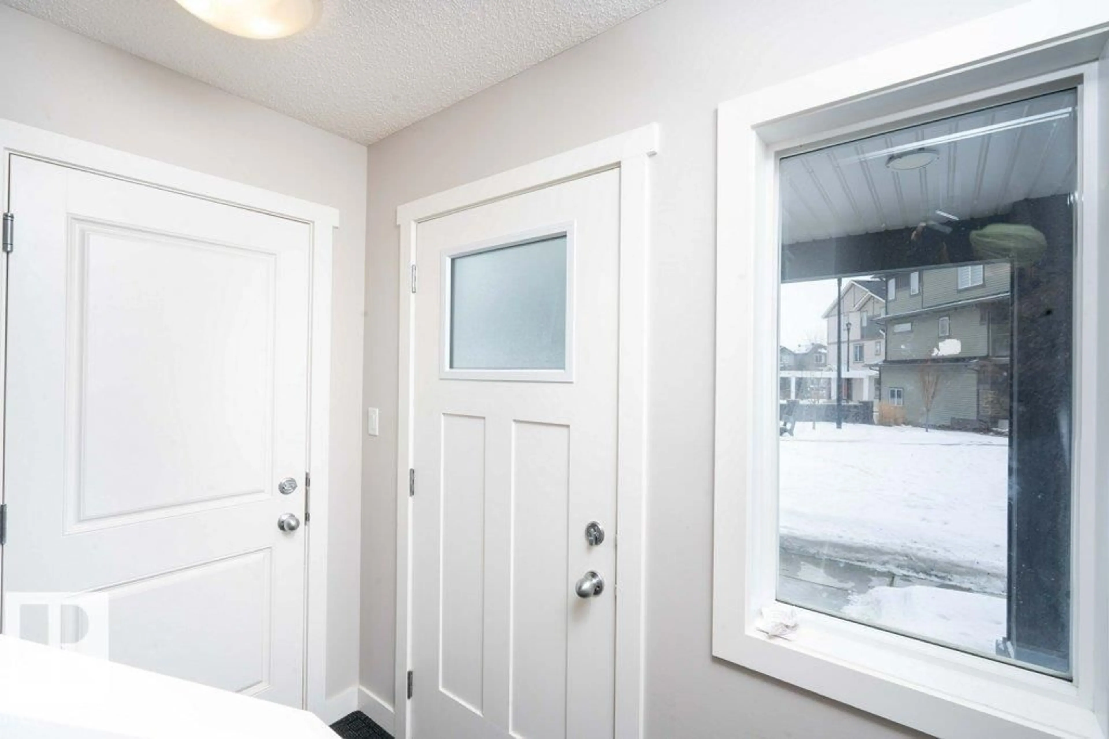 Indoor entryway for 1530 - 96 TAMARACK BV, Edmonton Alberta T6T2E6