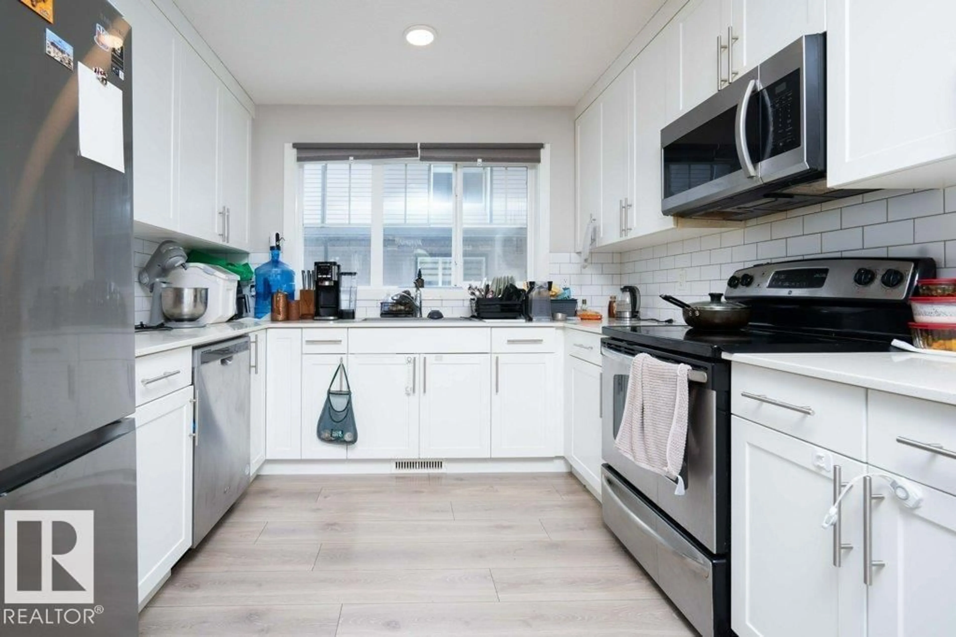 Standard kitchen, unknown for 1530 - 96 TAMARACK BV, Edmonton Alberta T6T2E6