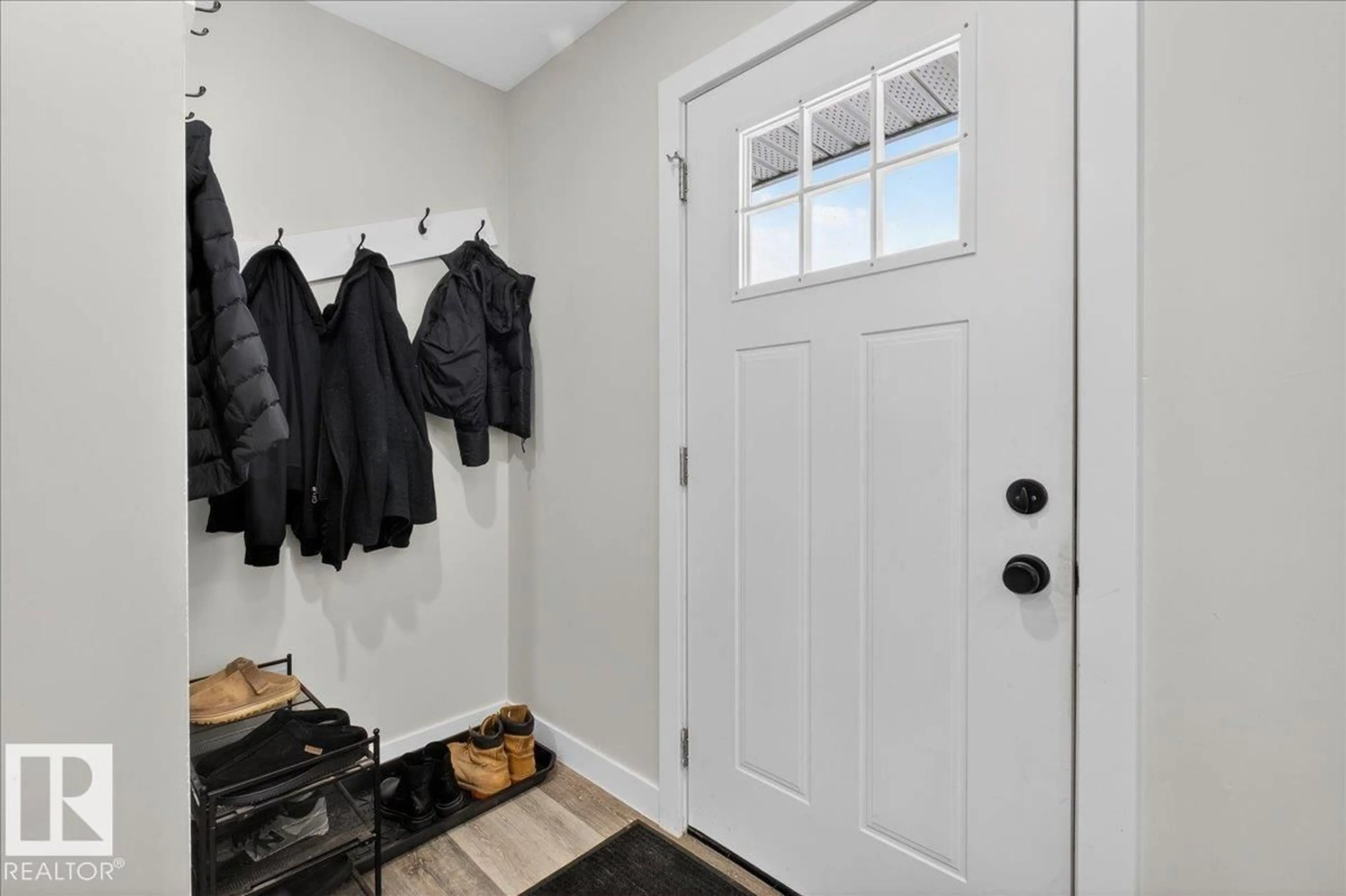 Indoor entryway for 13420 102 ST, Edmonton Alberta T5E4J9