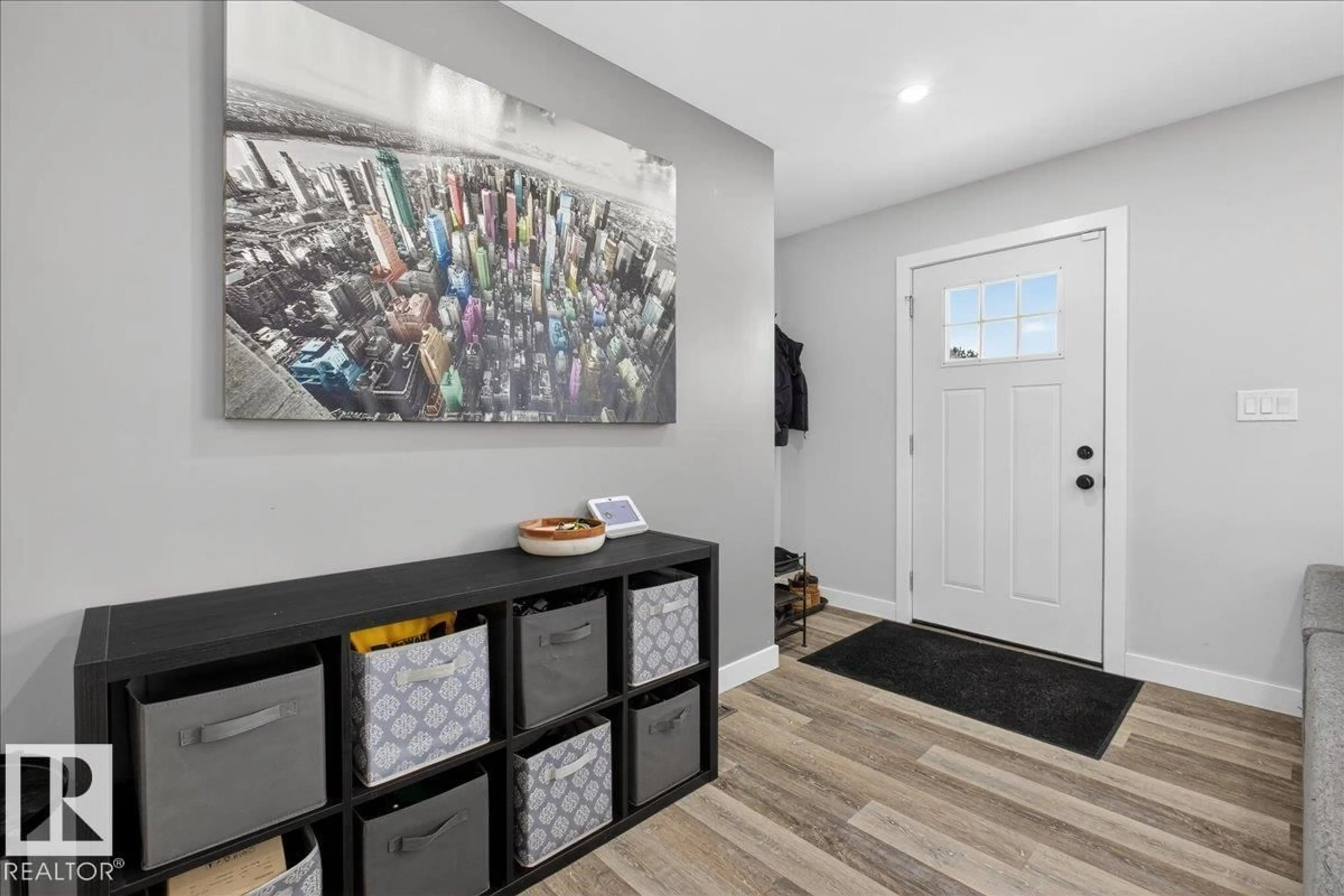 Indoor entryway for 13420 102 ST, Edmonton Alberta T5E4J9