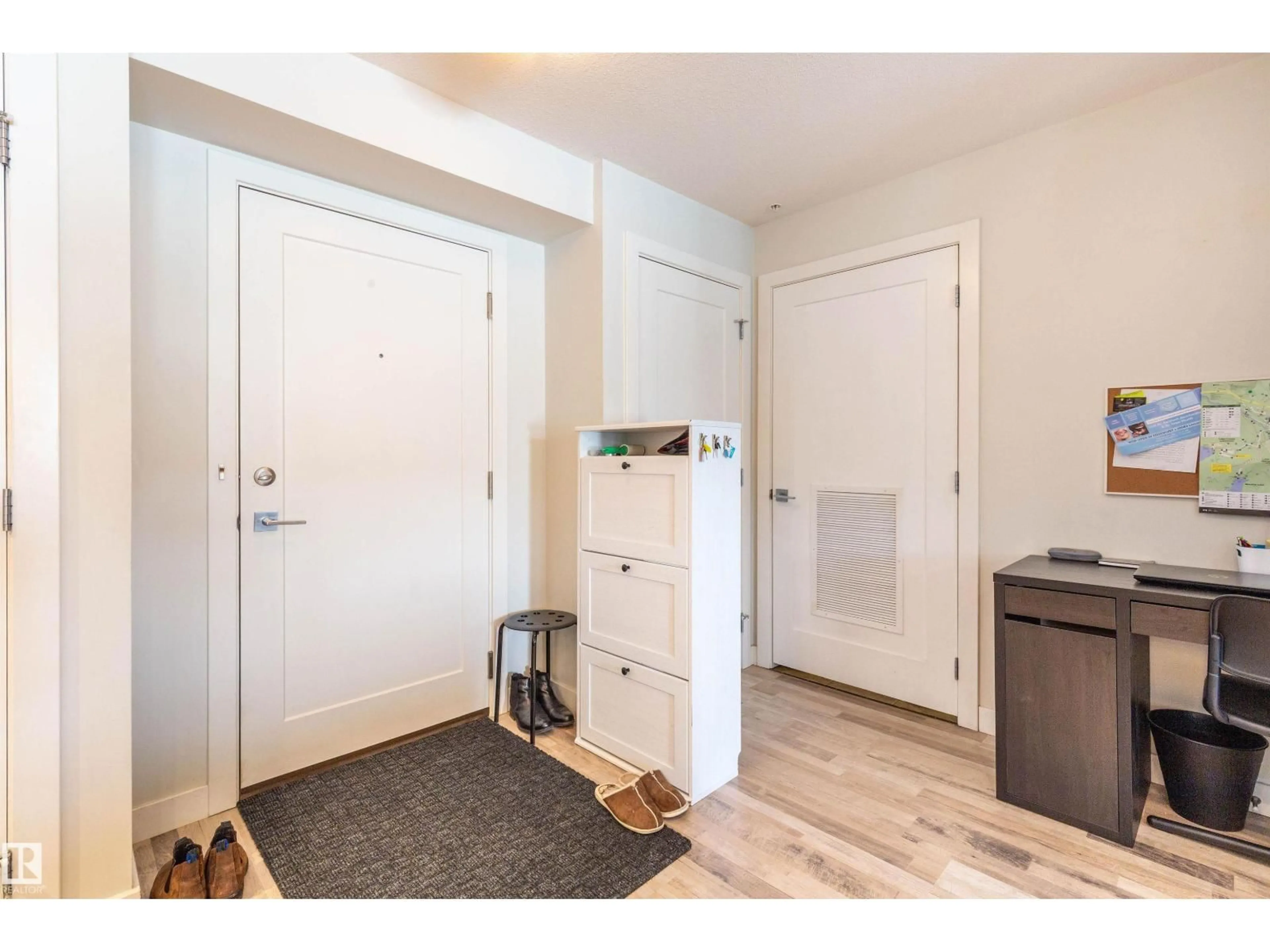 Indoor entryway for 109 - 5029 EDGEMONT BV, Edmonton Alberta T6M0S8